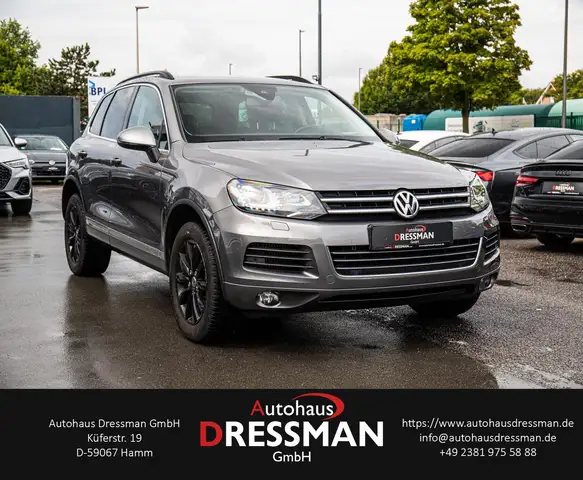 Volkswagen Touareg view 3