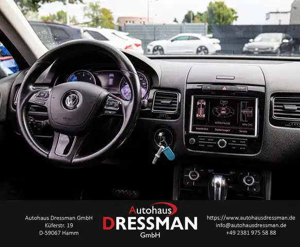 Volkswagen Touareg view 14