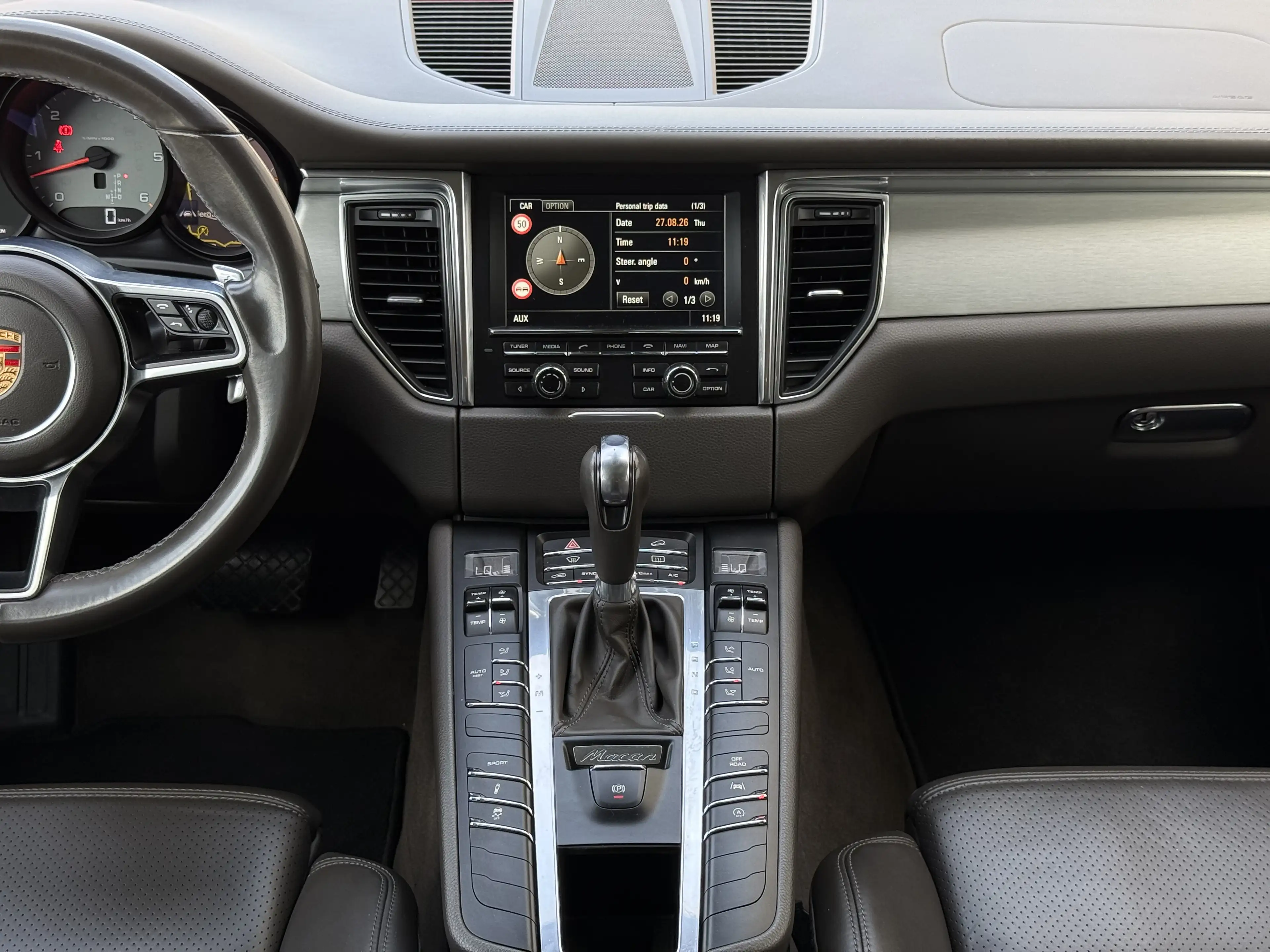 Porsche Macan S 3.0 DIESEL V6 TIPTRONIC / PANO — photo 12