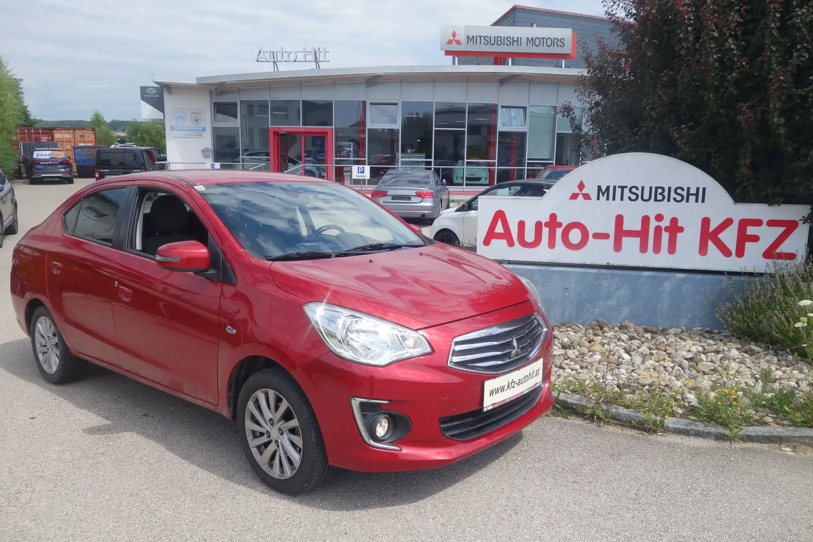 Mitsubishi Space Star Attrage Intense ***Automatik/nur 27.600km!!!*** Rojo - 1
