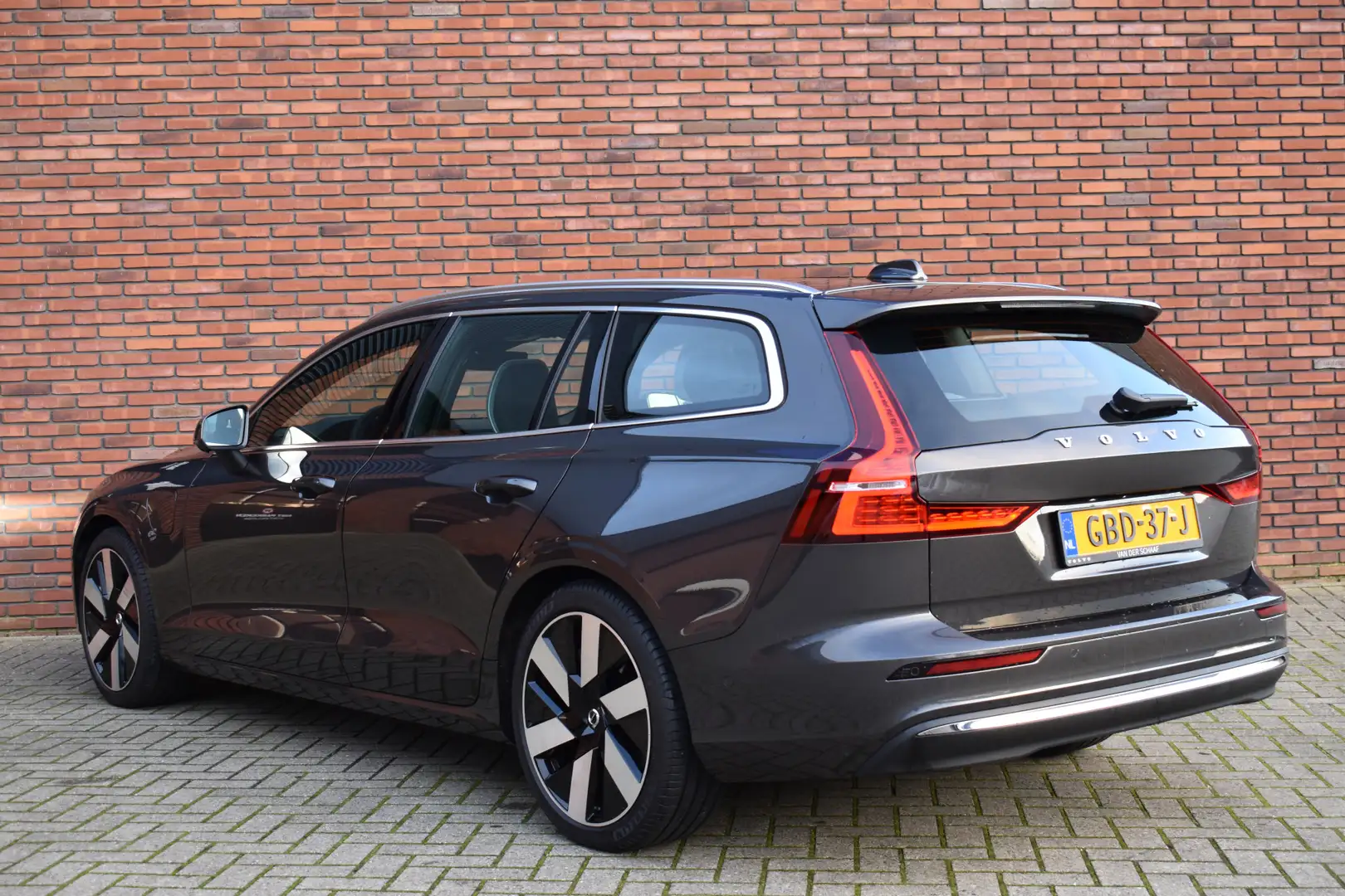 Volvo V60 T6 Recharge 350PK AWD Plus Bright | 360 Camera | H Grijs - 2