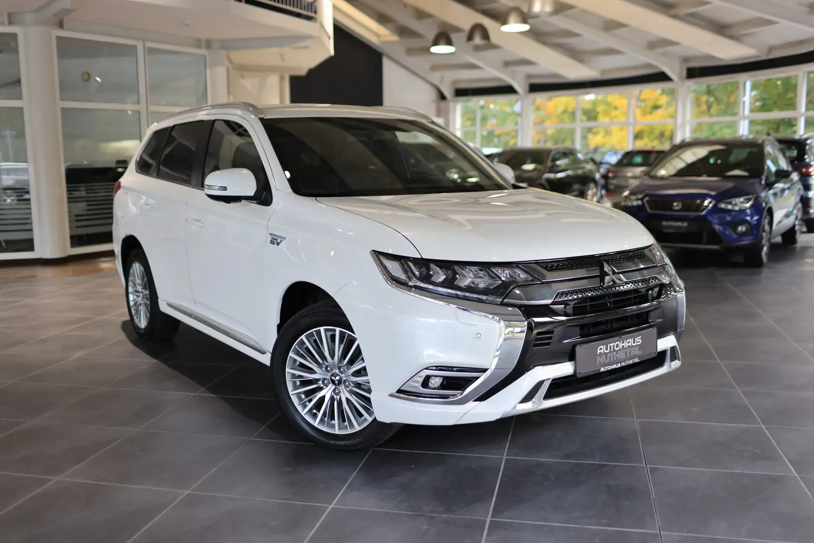 Mitsubishi Outlander 2,4 PHEV INTRO EDITION 4WD Weiß - 1