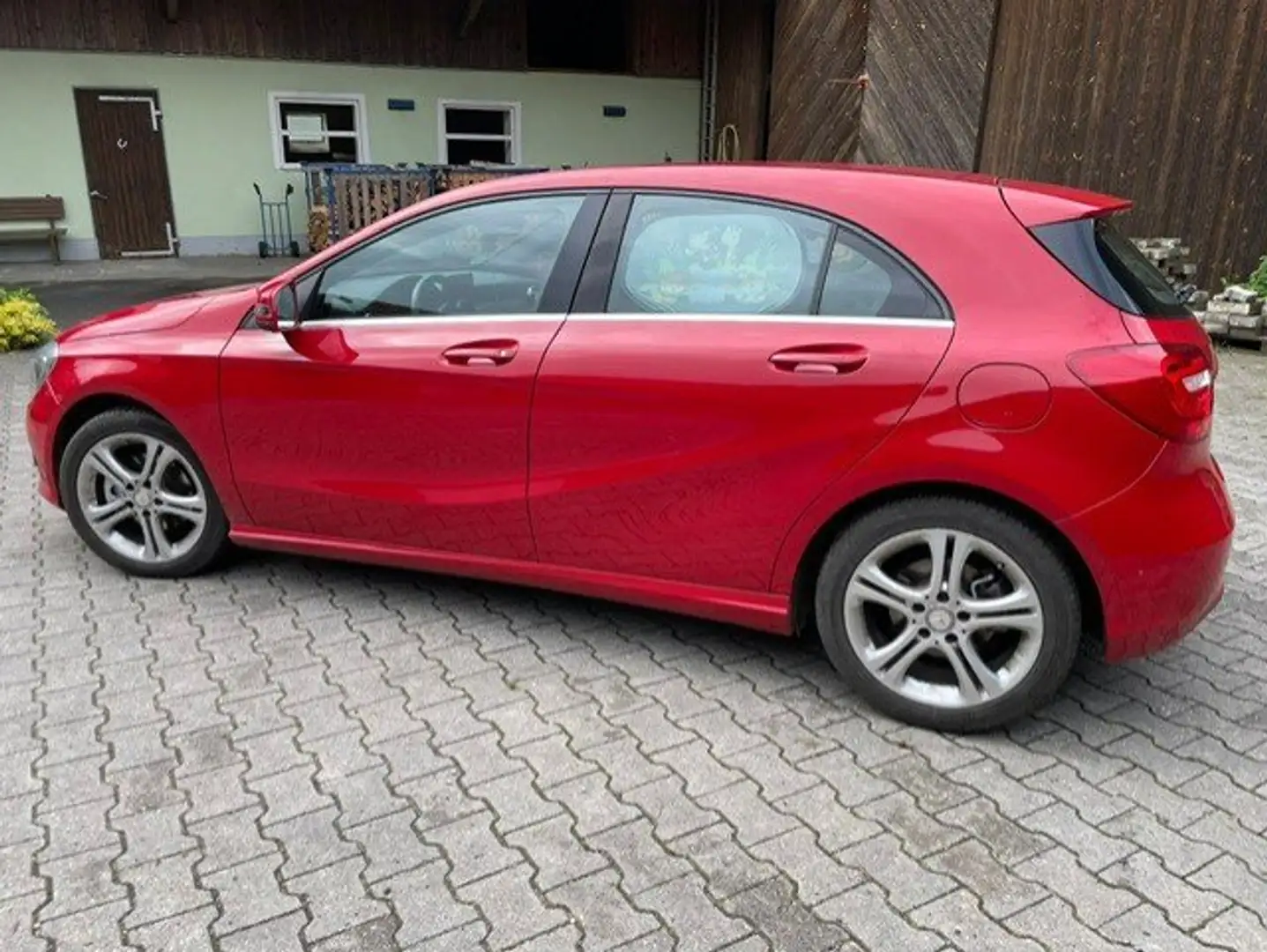 Mercedes-Benz A 200 A 200 (BlueEFFICIENCY) Rot - 2