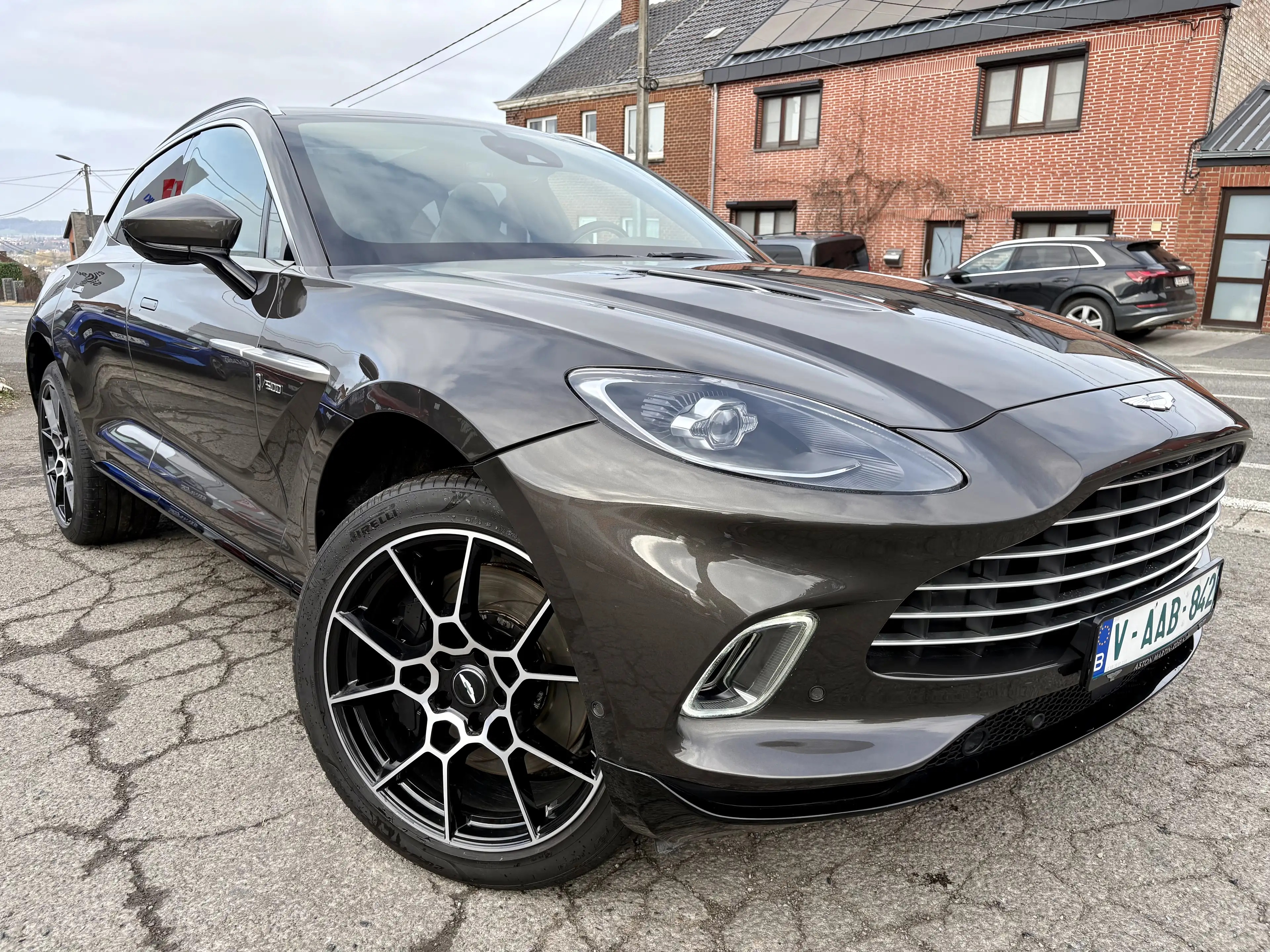 Aston Martin DBX V8 — photo 3