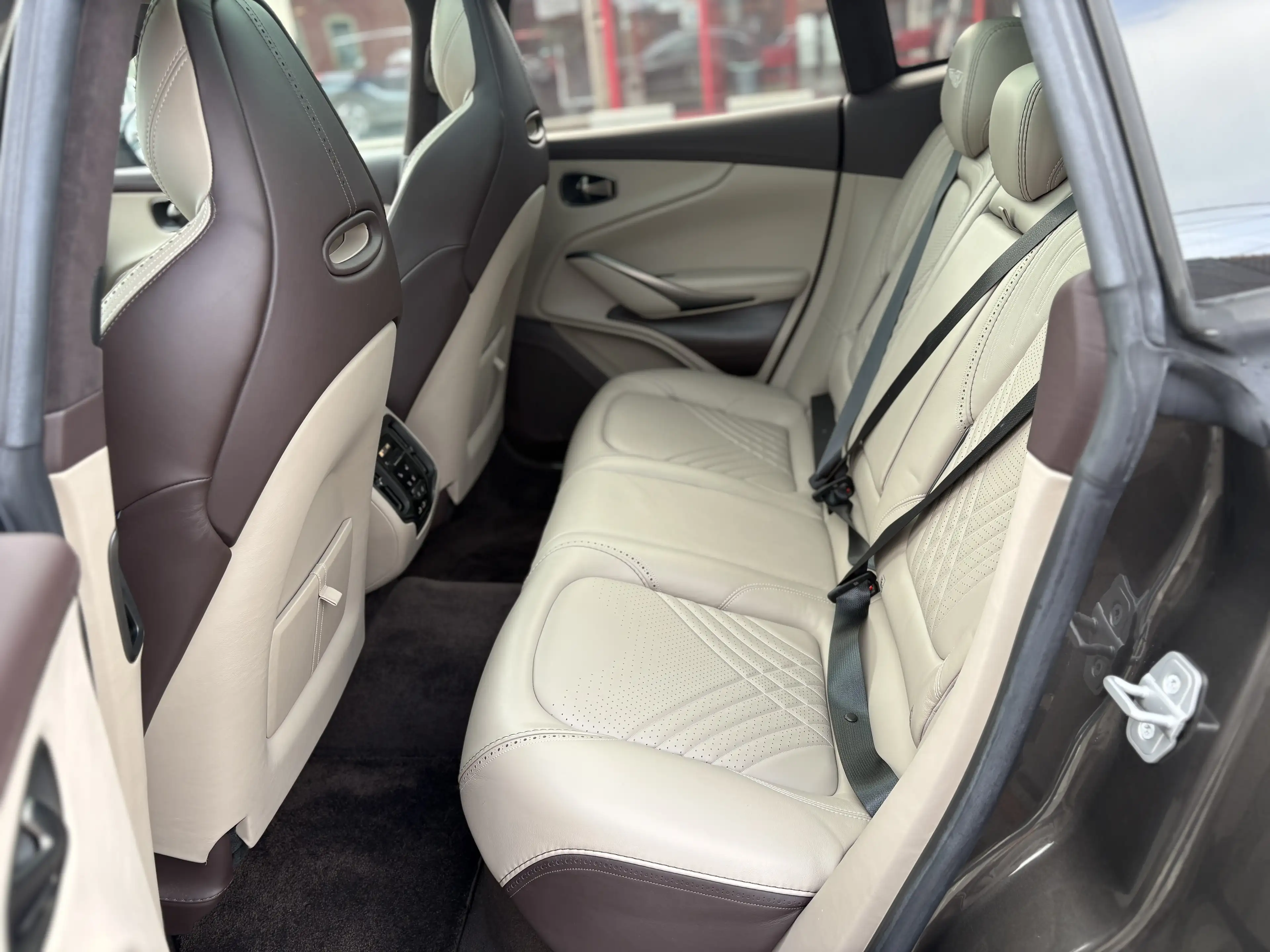 Aston Martin DBX V8 — photo 10