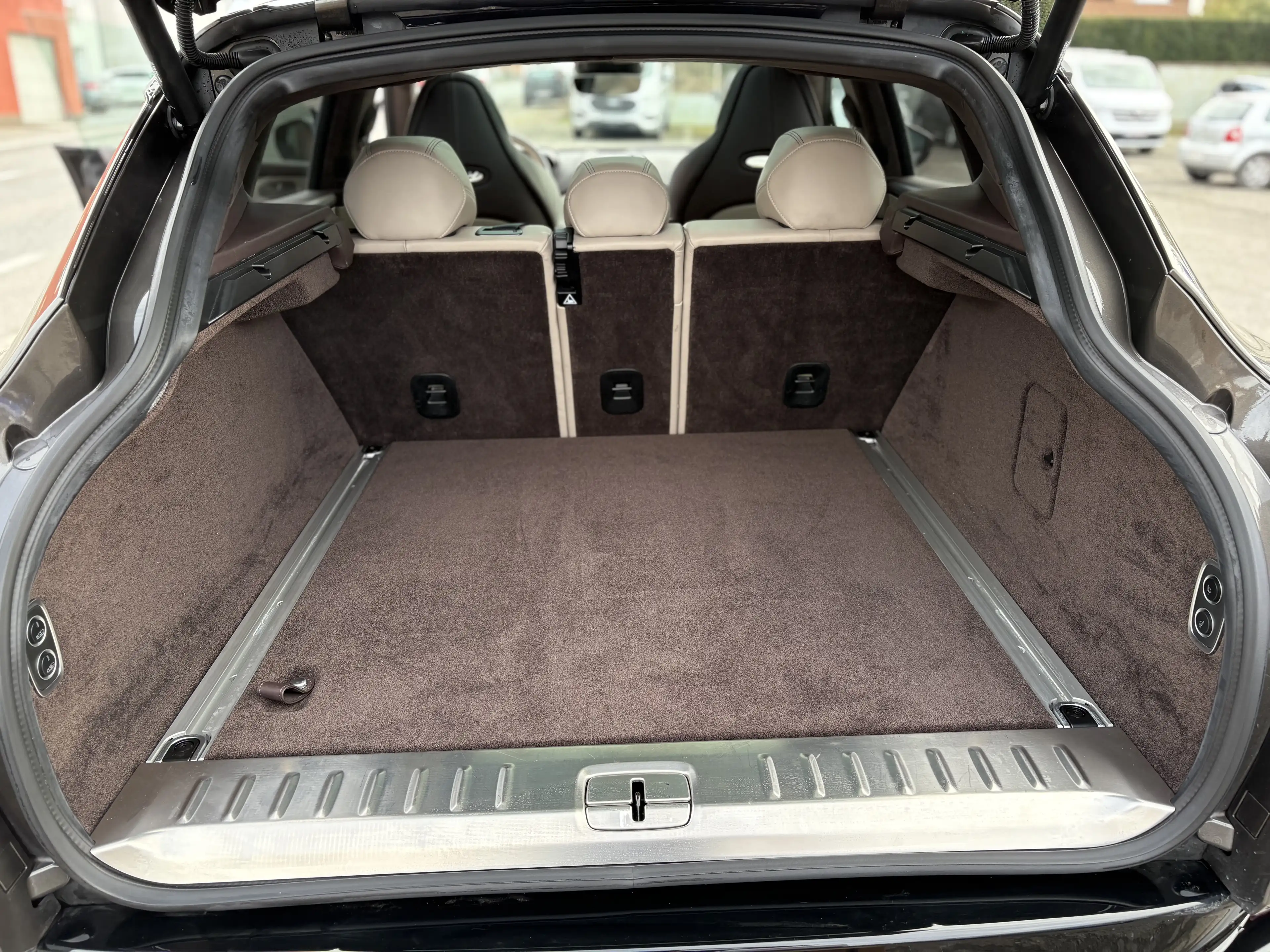 Aston Martin DBX V8 — photo 13