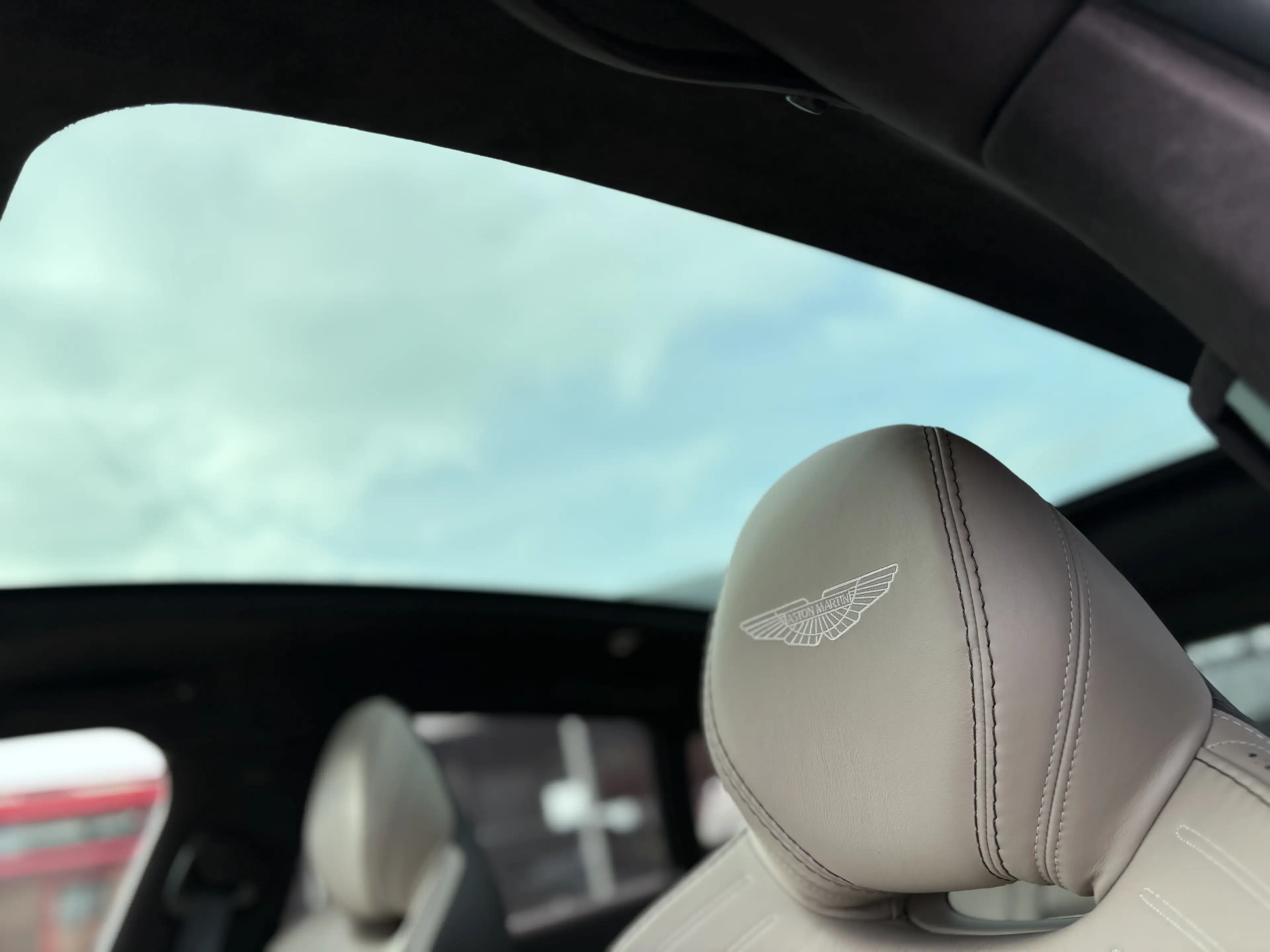 Aston Martin DBX V8 — photo 12