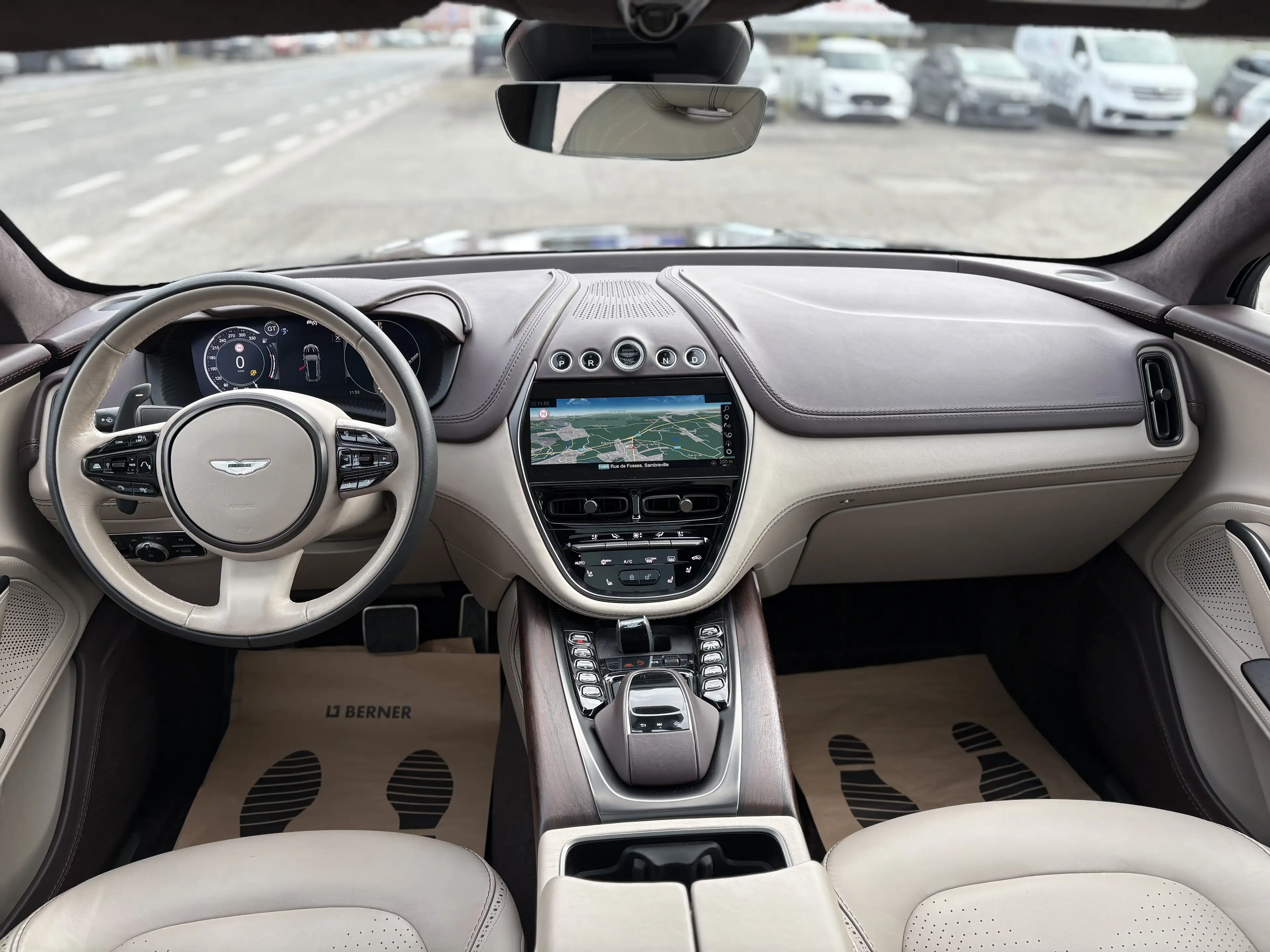 Aston Martin DBX V8 — photo 11