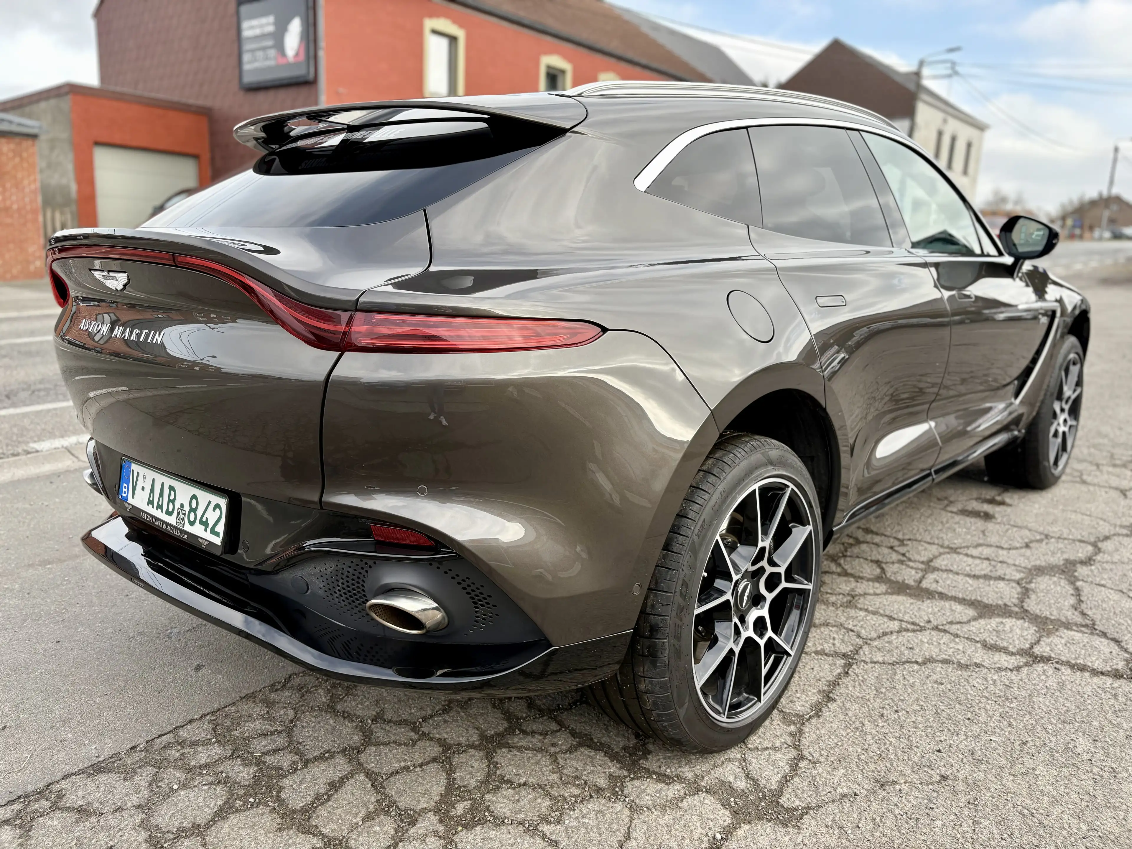 Aston Martin DBX V8 — photo 4