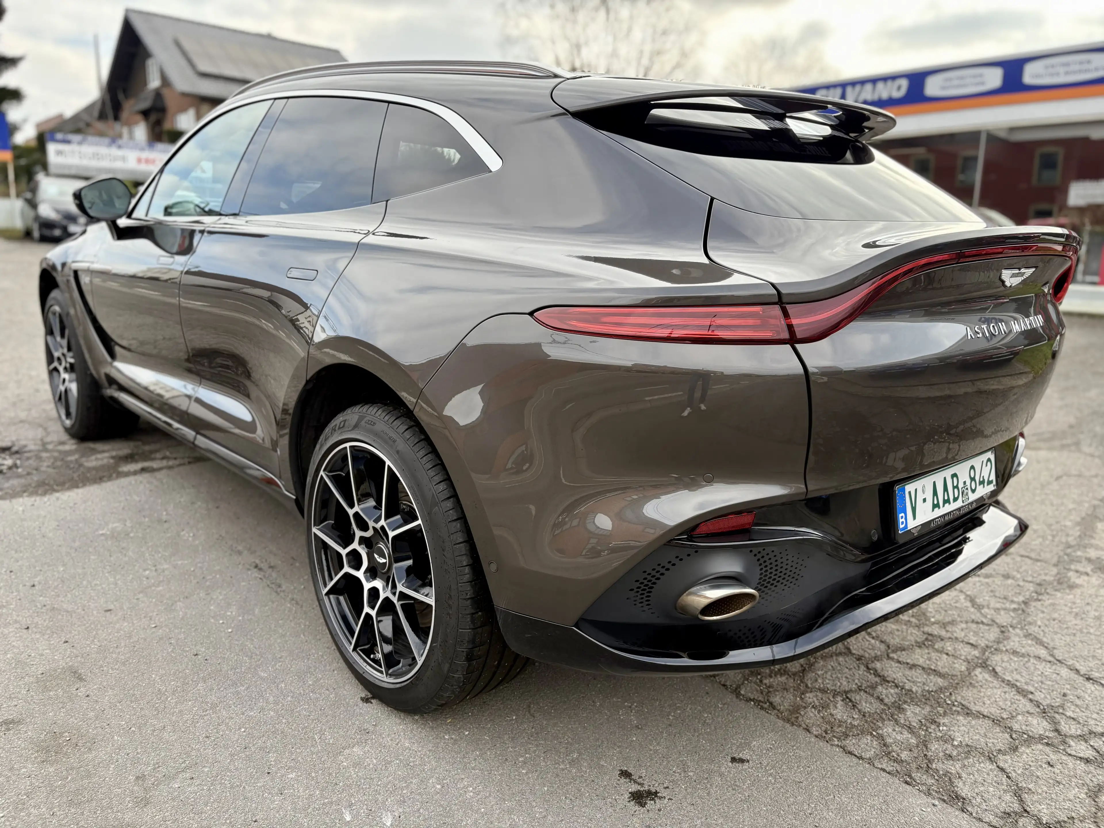 Aston Martin DBX V8 — photo 6