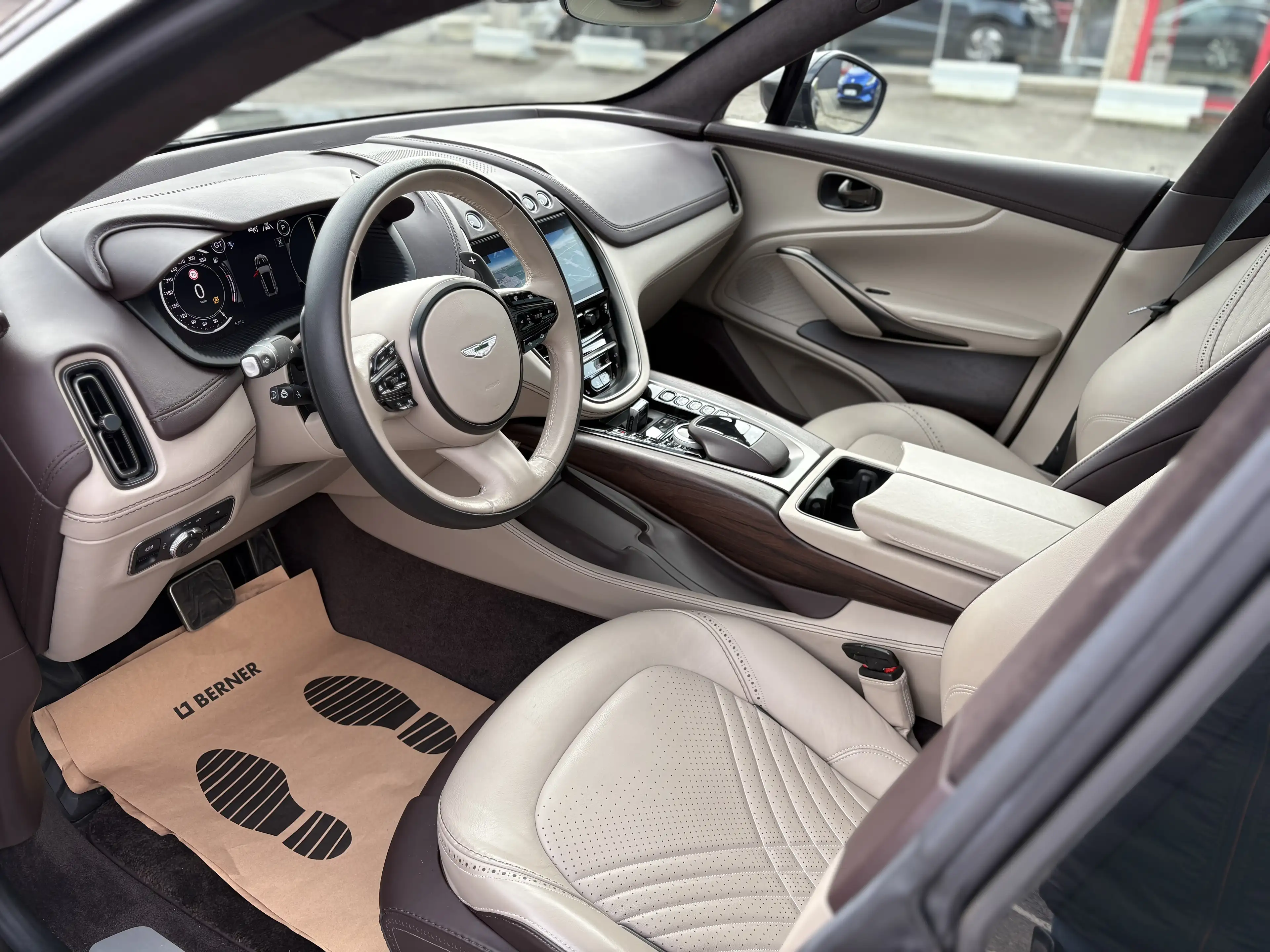 Aston Martin DBX V8 — photo 9