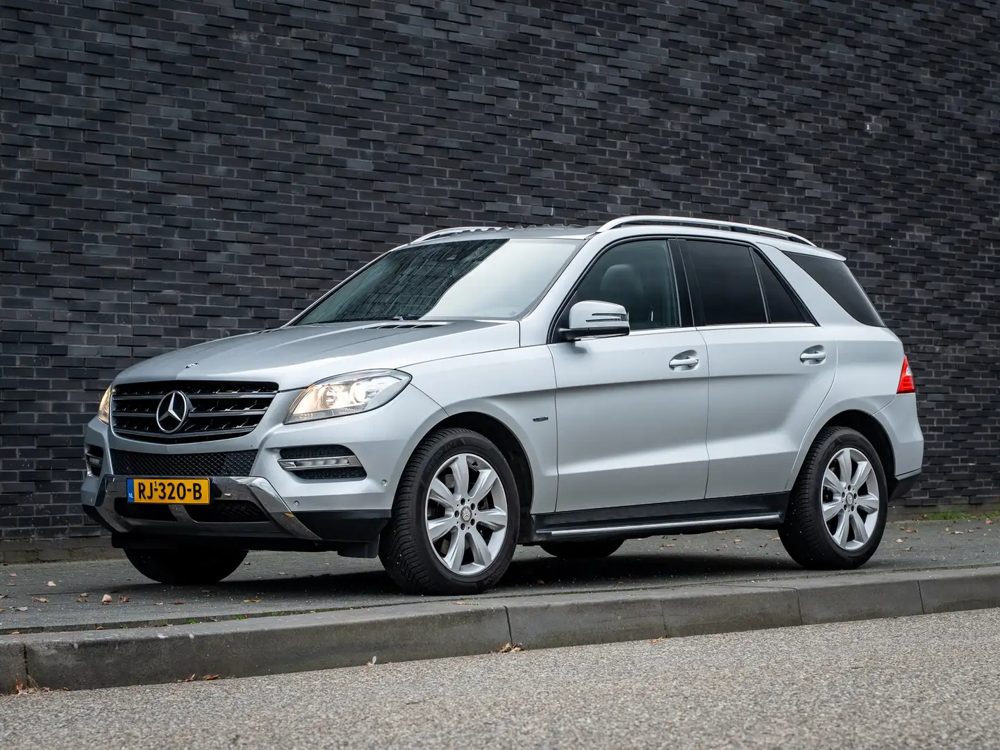 Mercedes-Benz ML 350 4Matic/schuifdak/luchtvering/trekhaak/navi/airco Zilver - 2