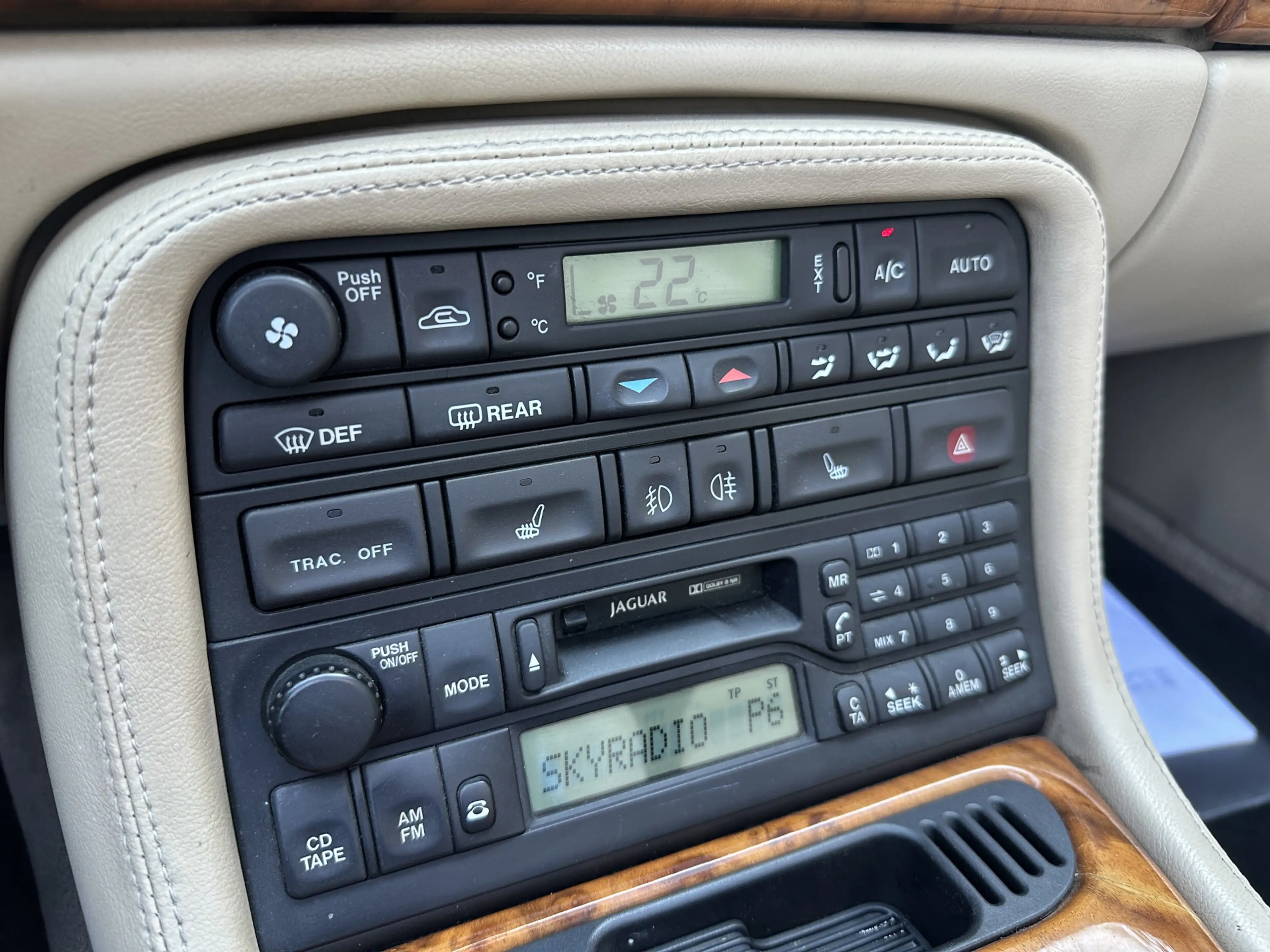 Jaguar XKR 4.0 V8 Convertible — photo 11