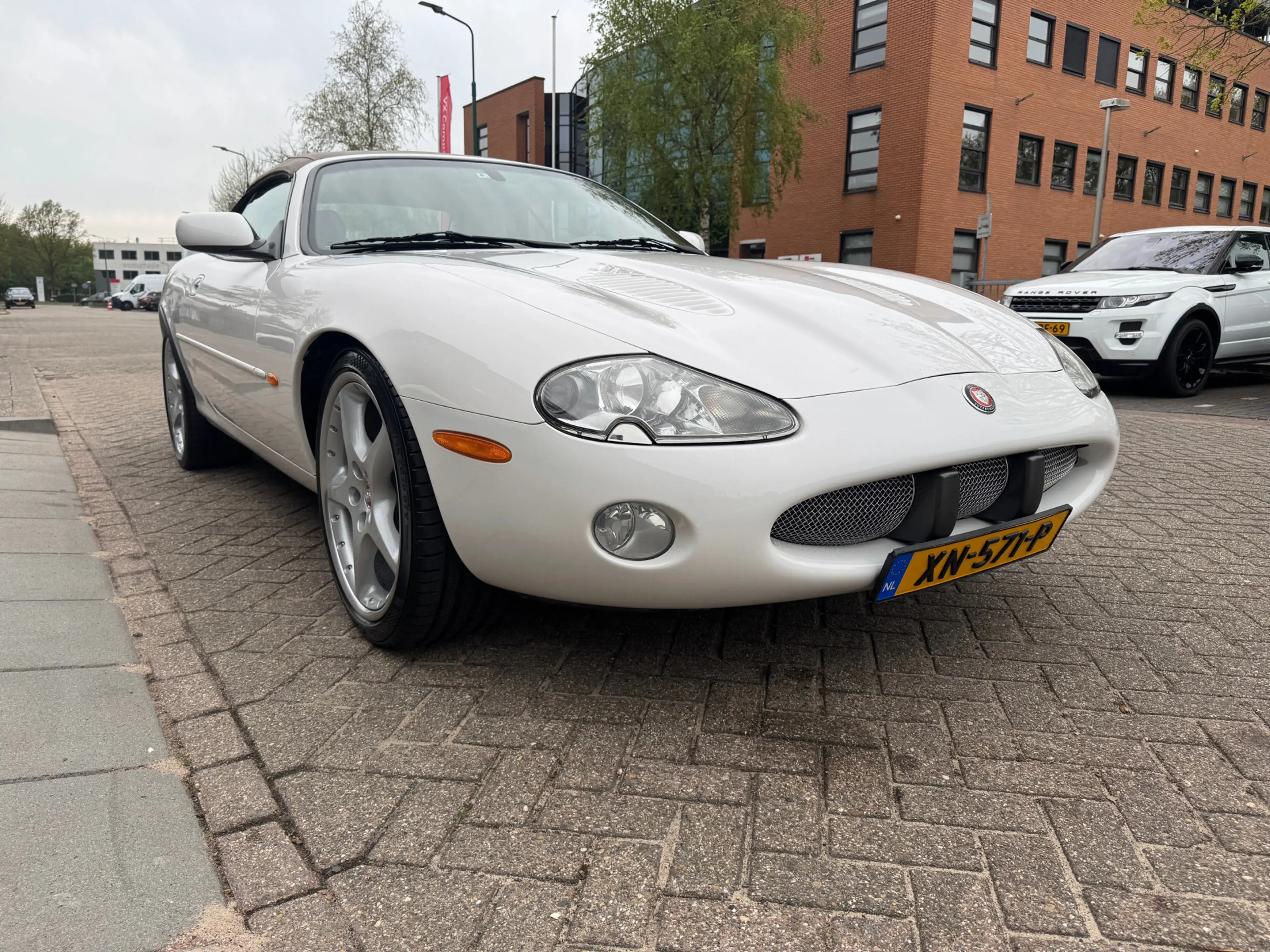 Jaguar XKR 4.0 V8 Convertible — photo 12