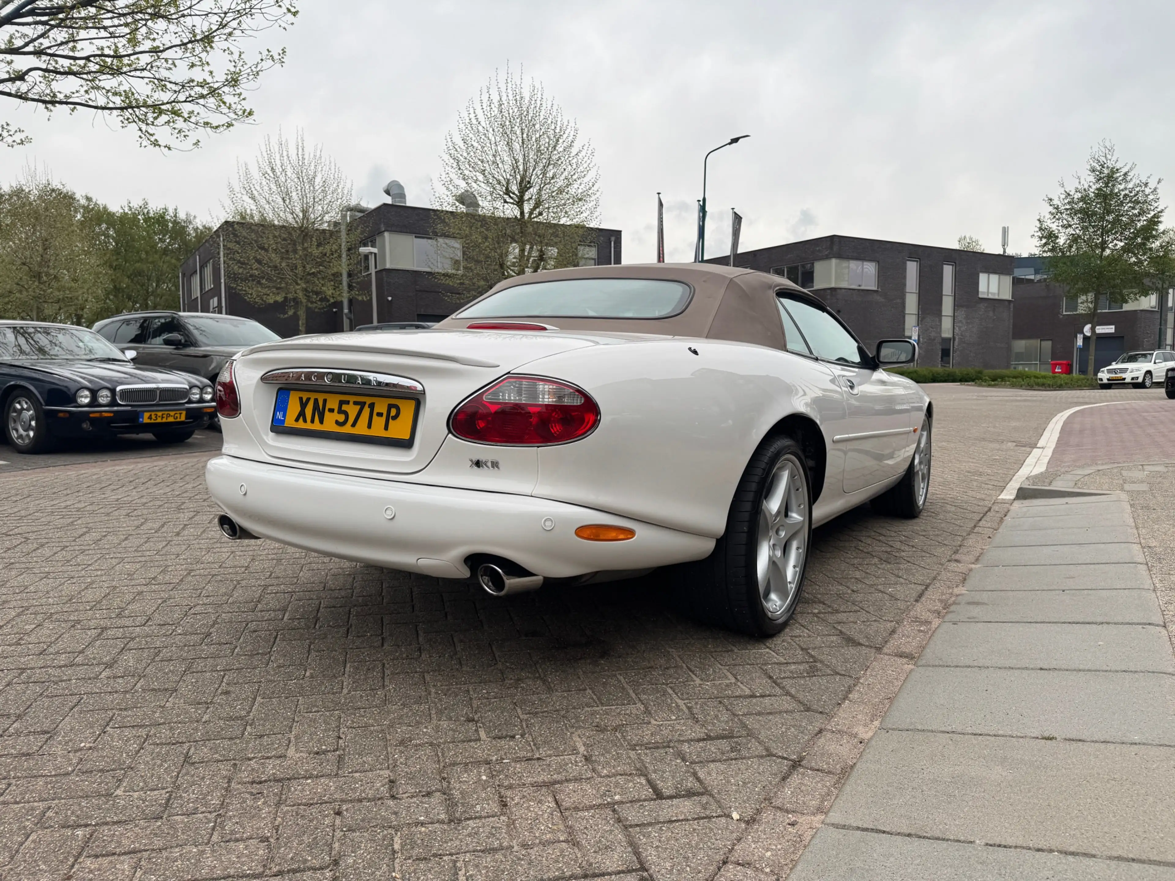 Jaguar XKR 4.0 V8 Convertible — photo 15