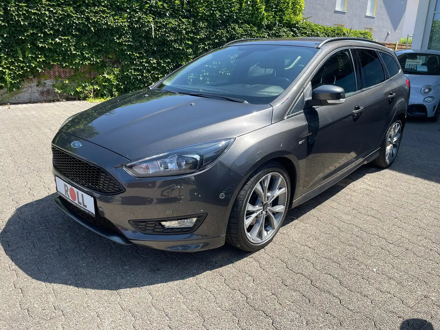 Ford Focus ST-Line TURNIER Gris - 1