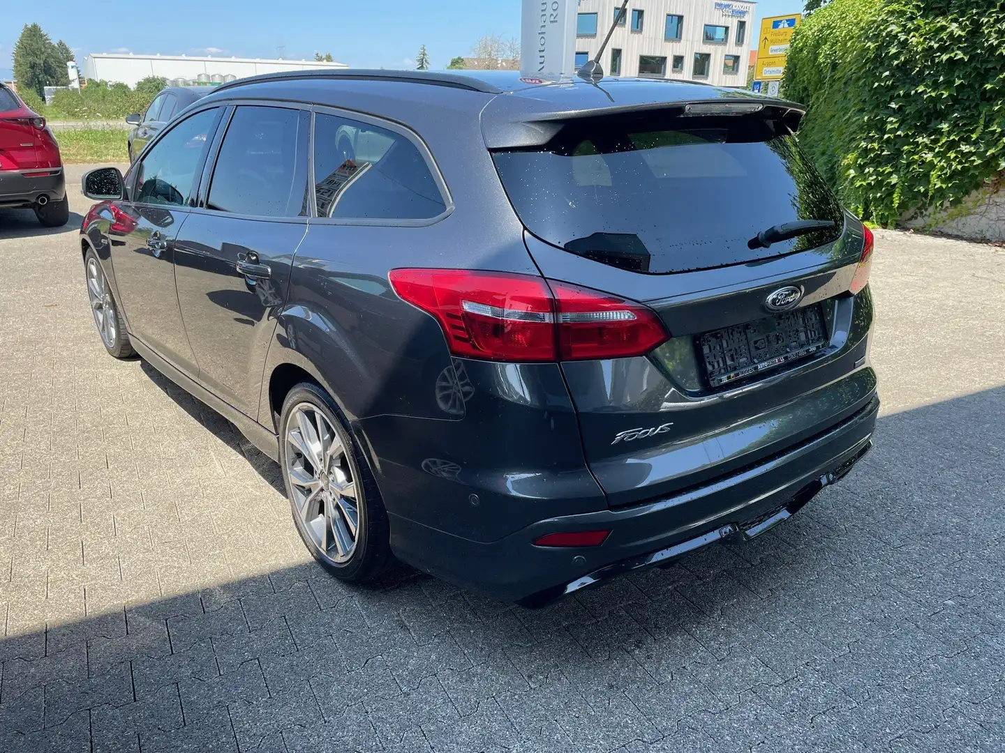 Ford Focus ST-Line TURNIER Gris - 2