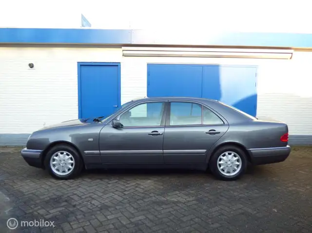 Mercedes-Benz 200 W210 E200