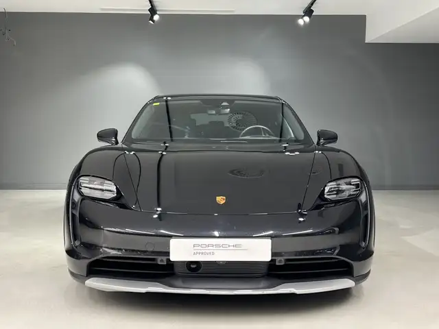Porsche Taycan view 8