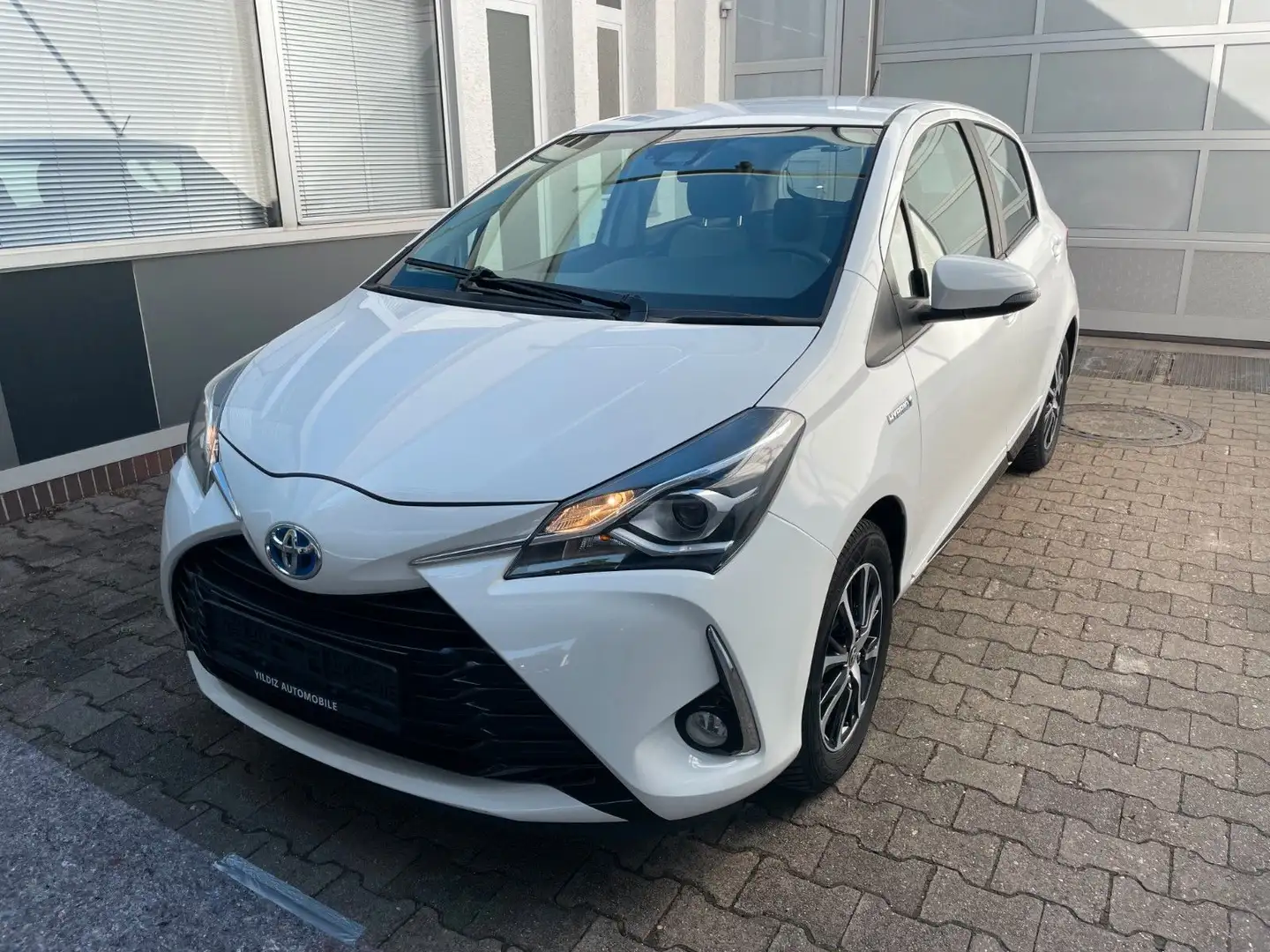 Toyota Yaris Hybrid Team D*NAVI*KAMERA*BLUETOOTH* Weiß - 1