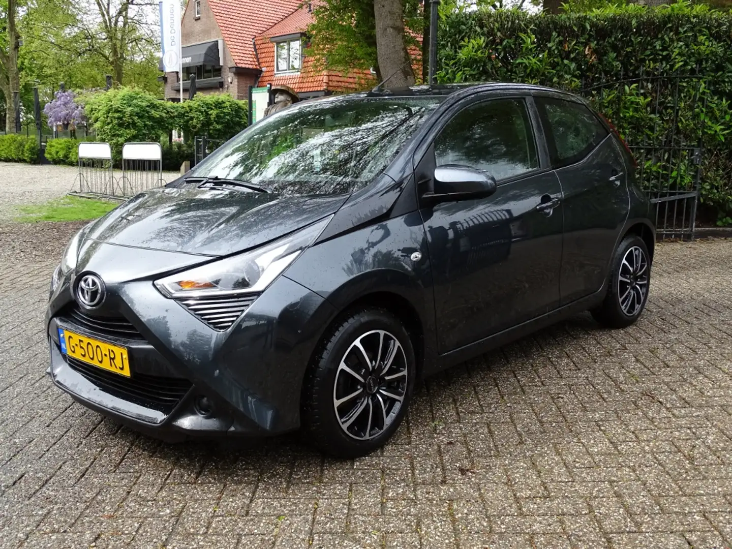 Toyota Aygo 1.0 VVT-i x-play ltd AUR Camera 1e eigenaar Grijs - 2