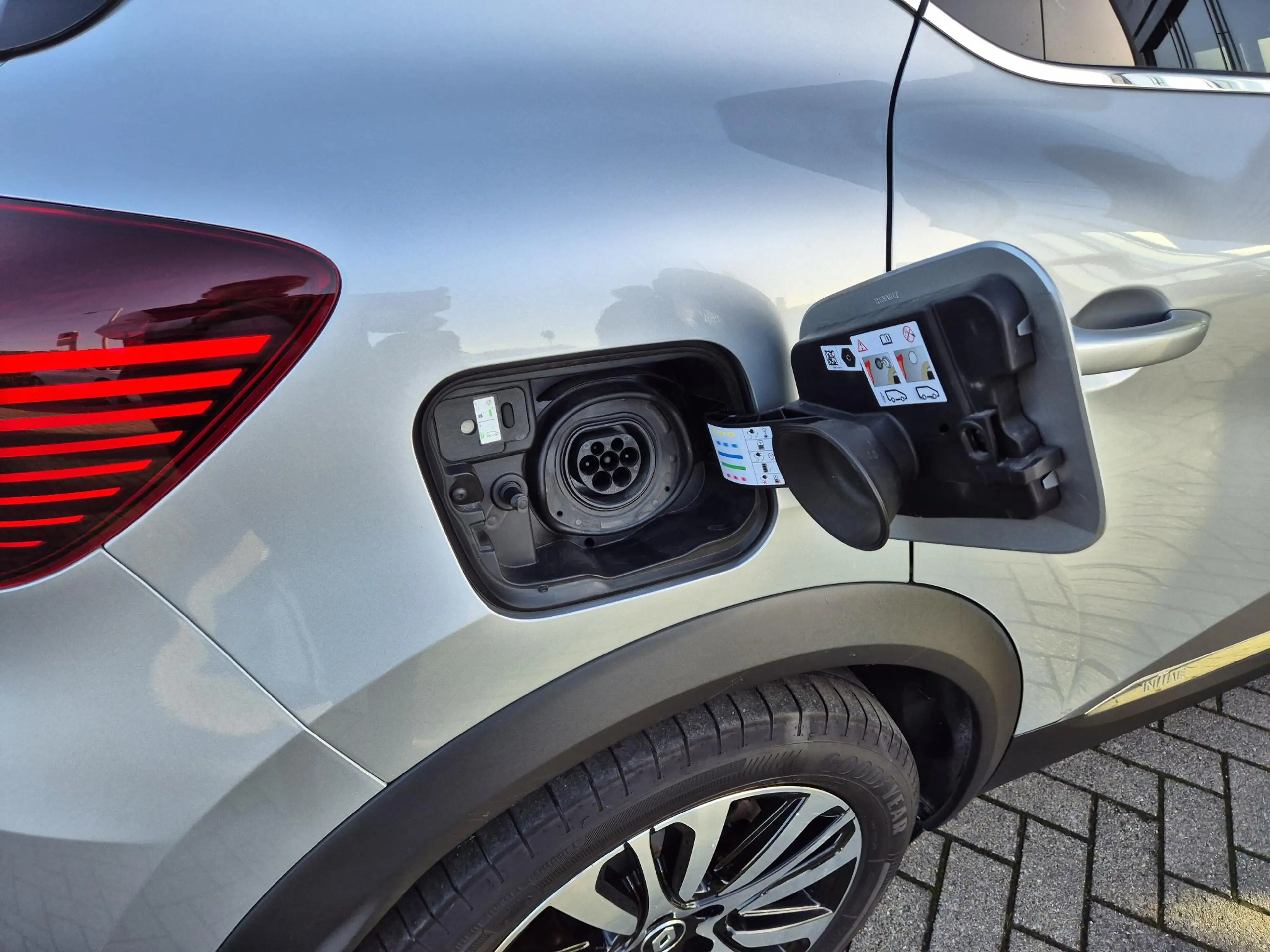 Renault Captur 1.6 E-Tech Plug-in Hybrid 160 Initiale Paris TOP m — photo 36