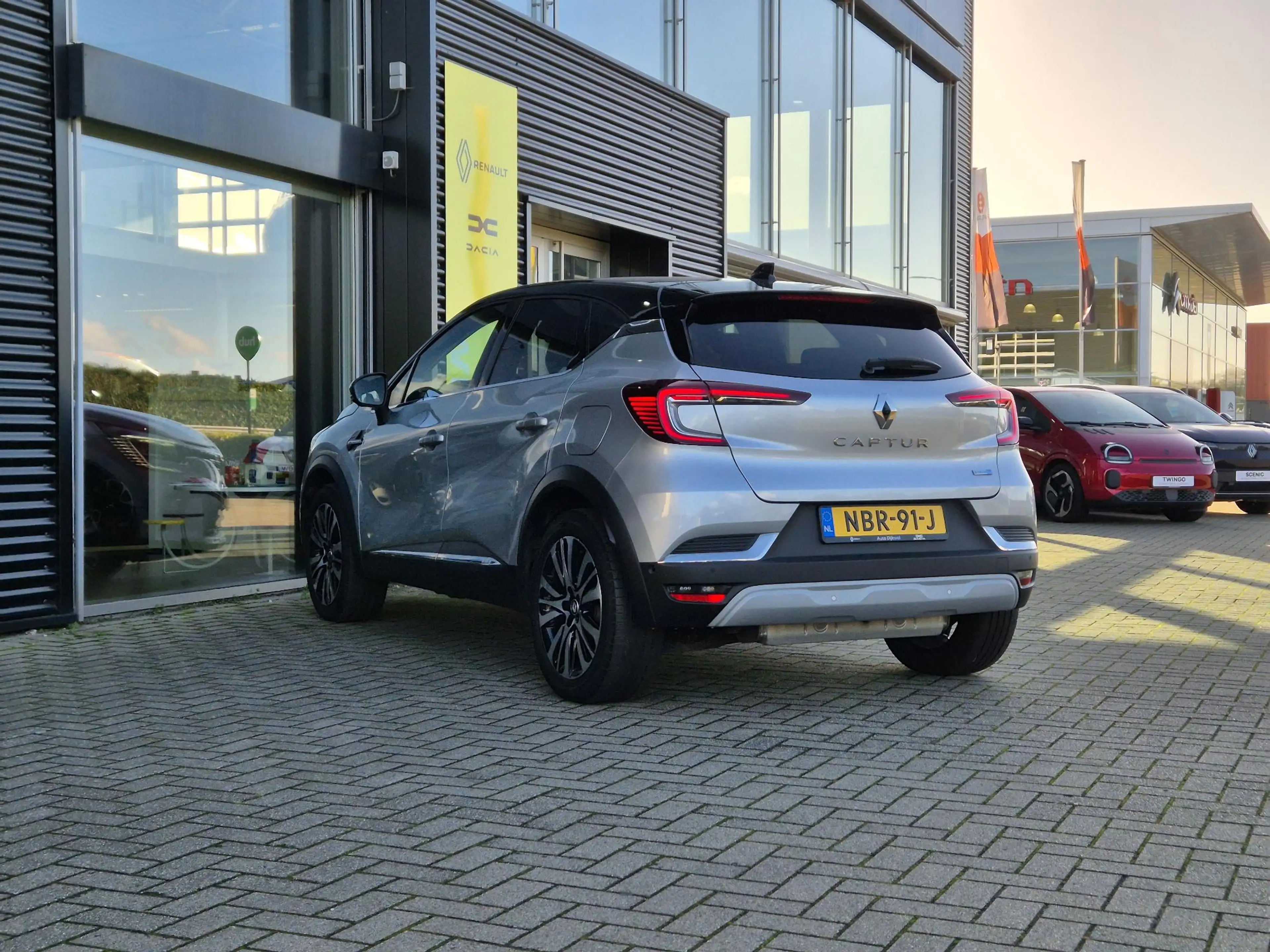 Renault Captur 1.6 E-Tech Plug-in Hybrid 160 Initiale Paris TOP m — photo 8
