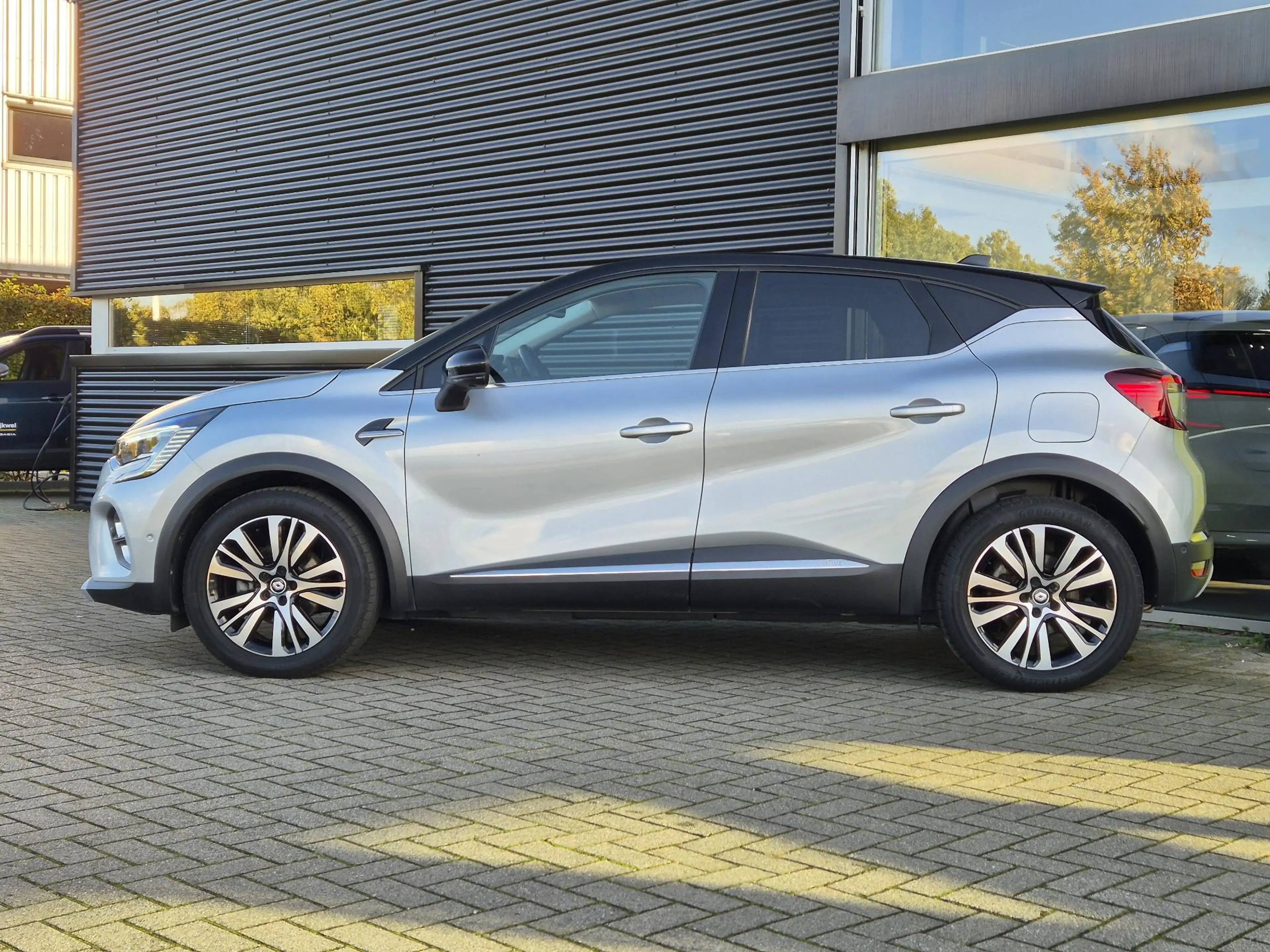 Renault Captur 1.6 E-Tech Plug-in Hybrid 160 Initiale Paris TOP m — photo 2