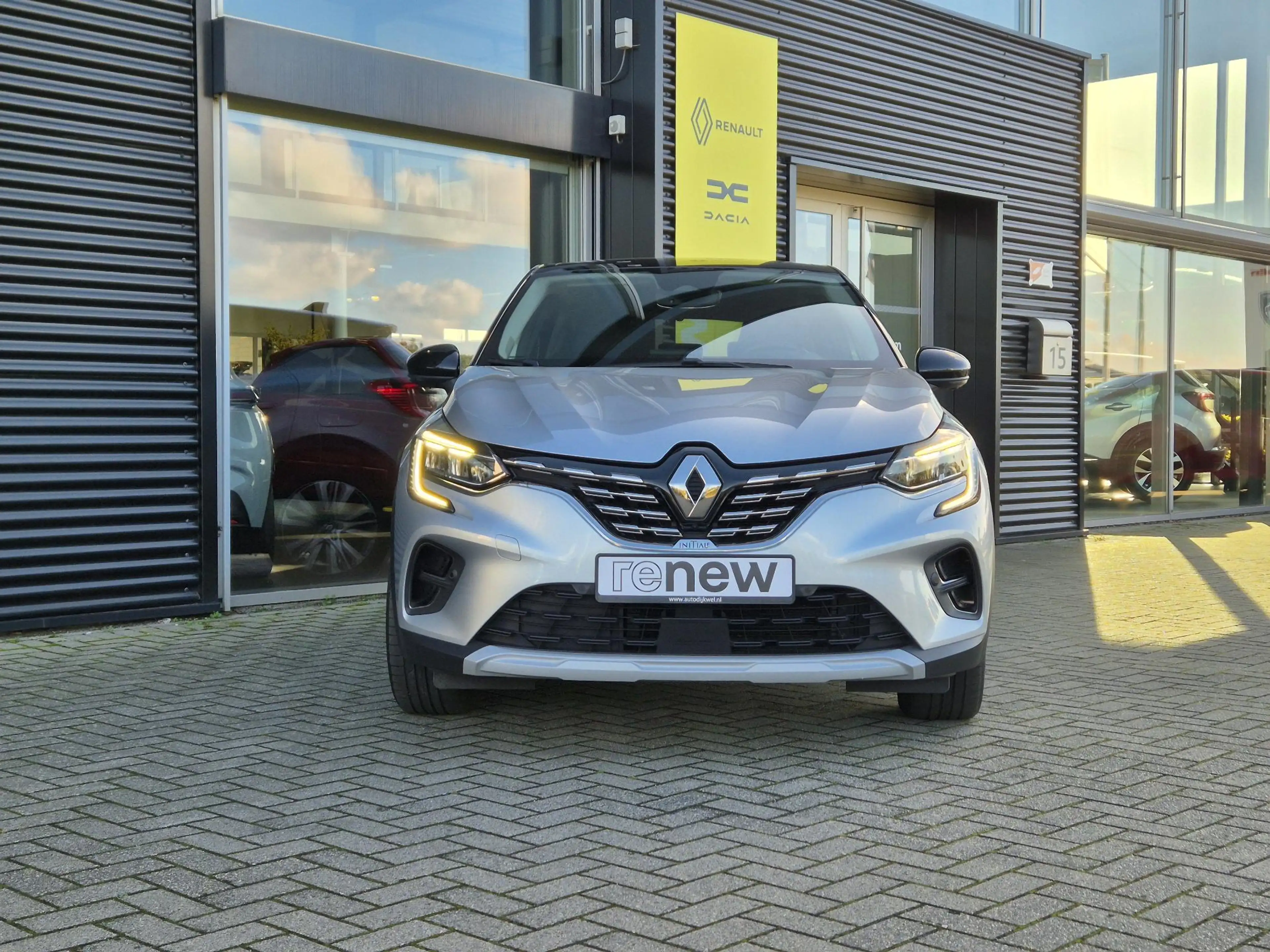 Renault Captur 1.6 E-Tech Plug-in Hybrid 160 Initiale Paris TOP m — photo 3