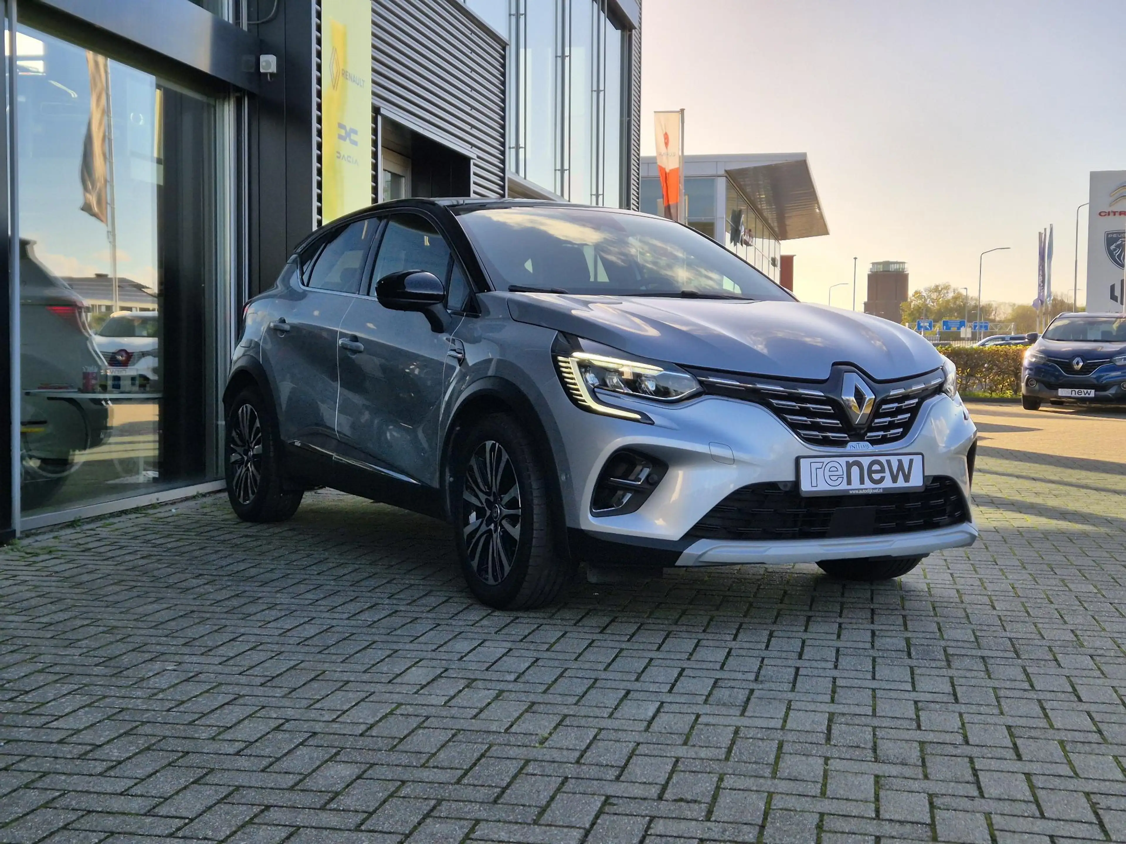 Renault Captur 1.6 E-Tech Plug-in Hybrid 160 Initiale Paris TOP m — photo 4