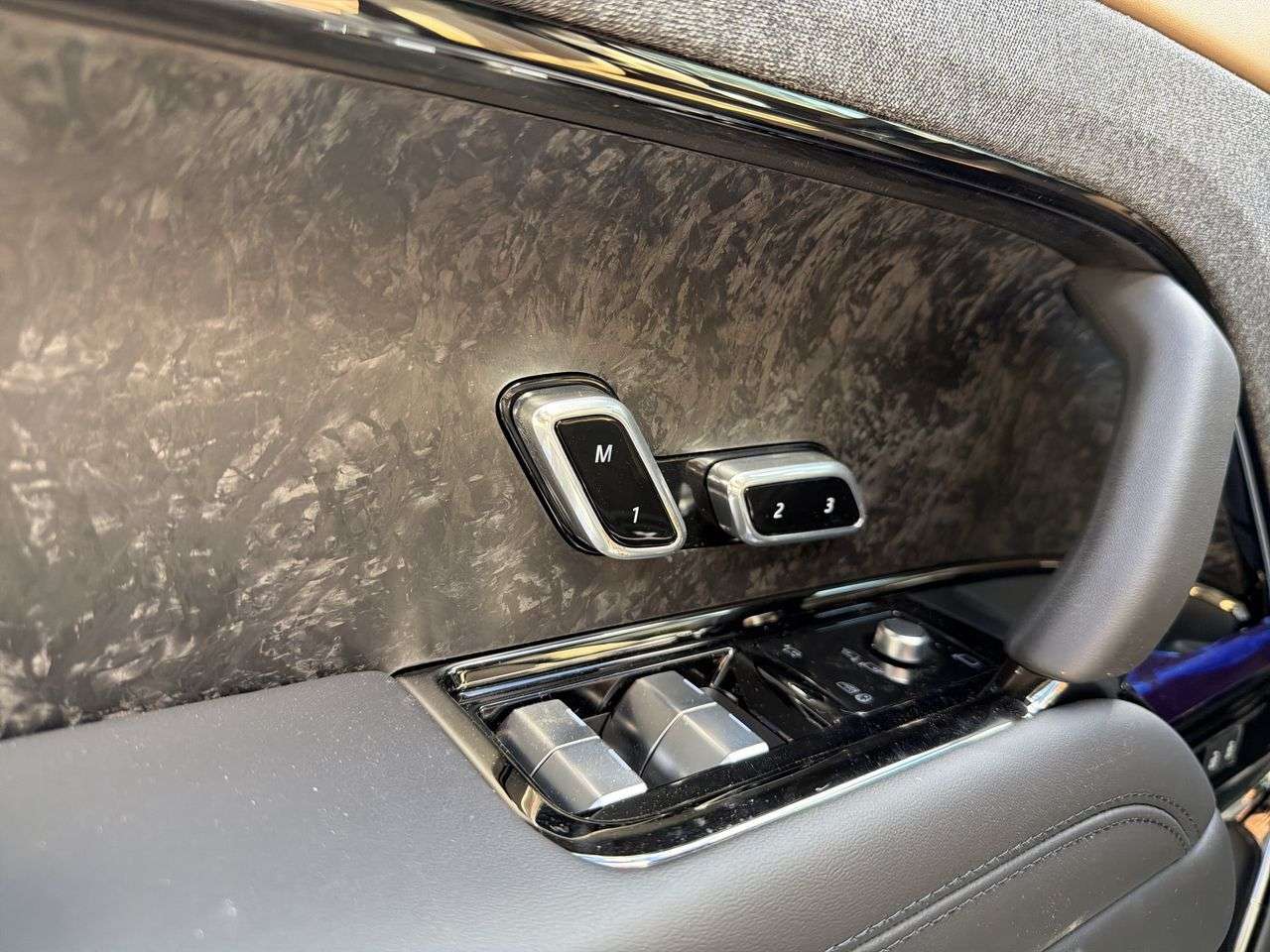 2026 Land Rover Range Rover Sport P400 Dynamic SE thumb 9
