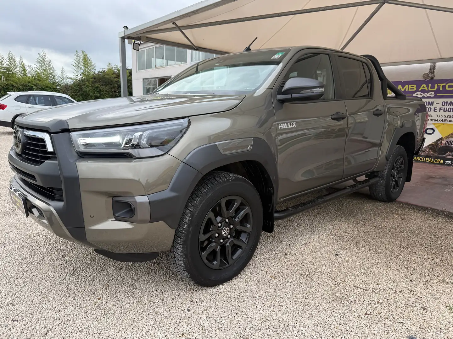 Toyota Hilux HI-LUX 2.8 d  Invincible  GARANZIA TOYOTA 15 ANNI Gris - 1