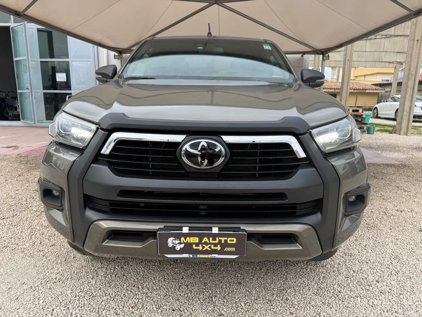 Toyota Hilux HI-LUX 2.8 d  Invincible  GARANZIA TOYOTA 15 ANNI Gris - 2