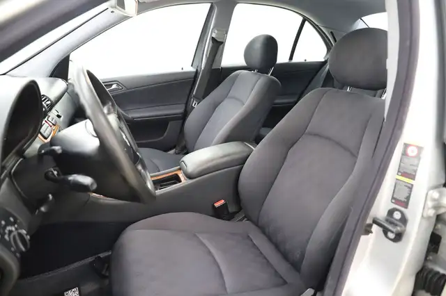 Mercedes-Benz C-Class view 9
