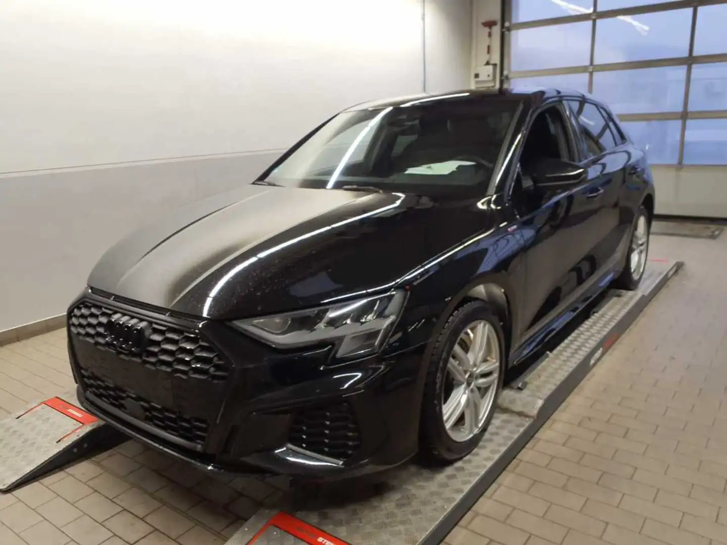 Audi A3 S line 40 TFSI e S-tronic + Schwarz - 2