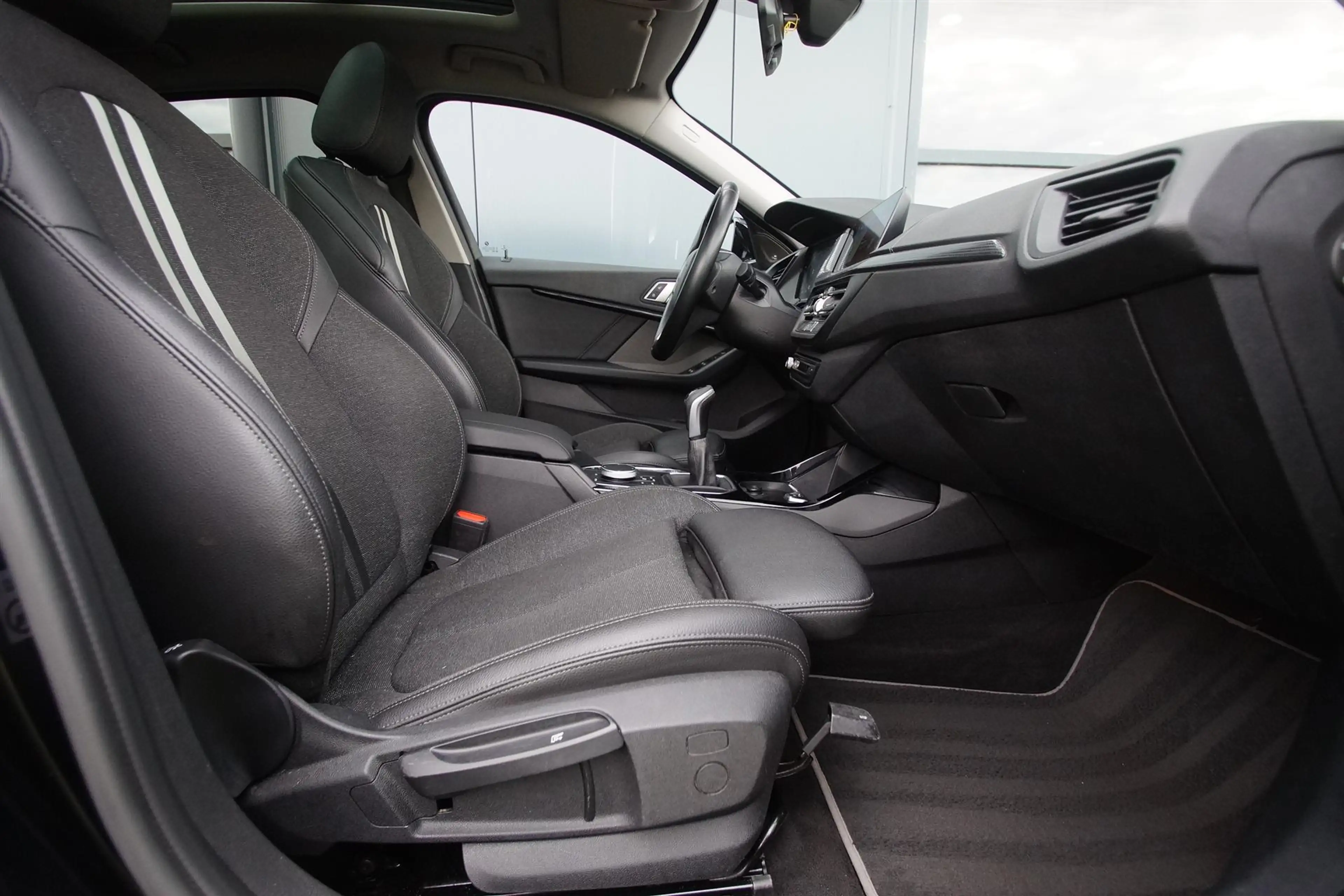 BMW 118 118i Sport Line | LED | Harman/Kardon | Panoramada — photo 45