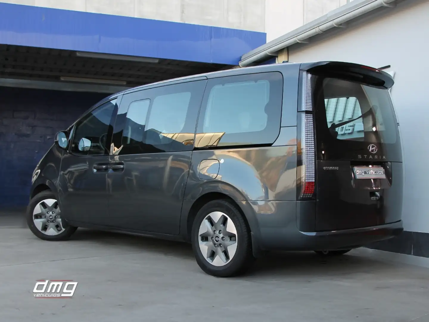 Hyundai STARIA 2.2CRDi 9S Style 4x4 177 Aut. Gris - 2