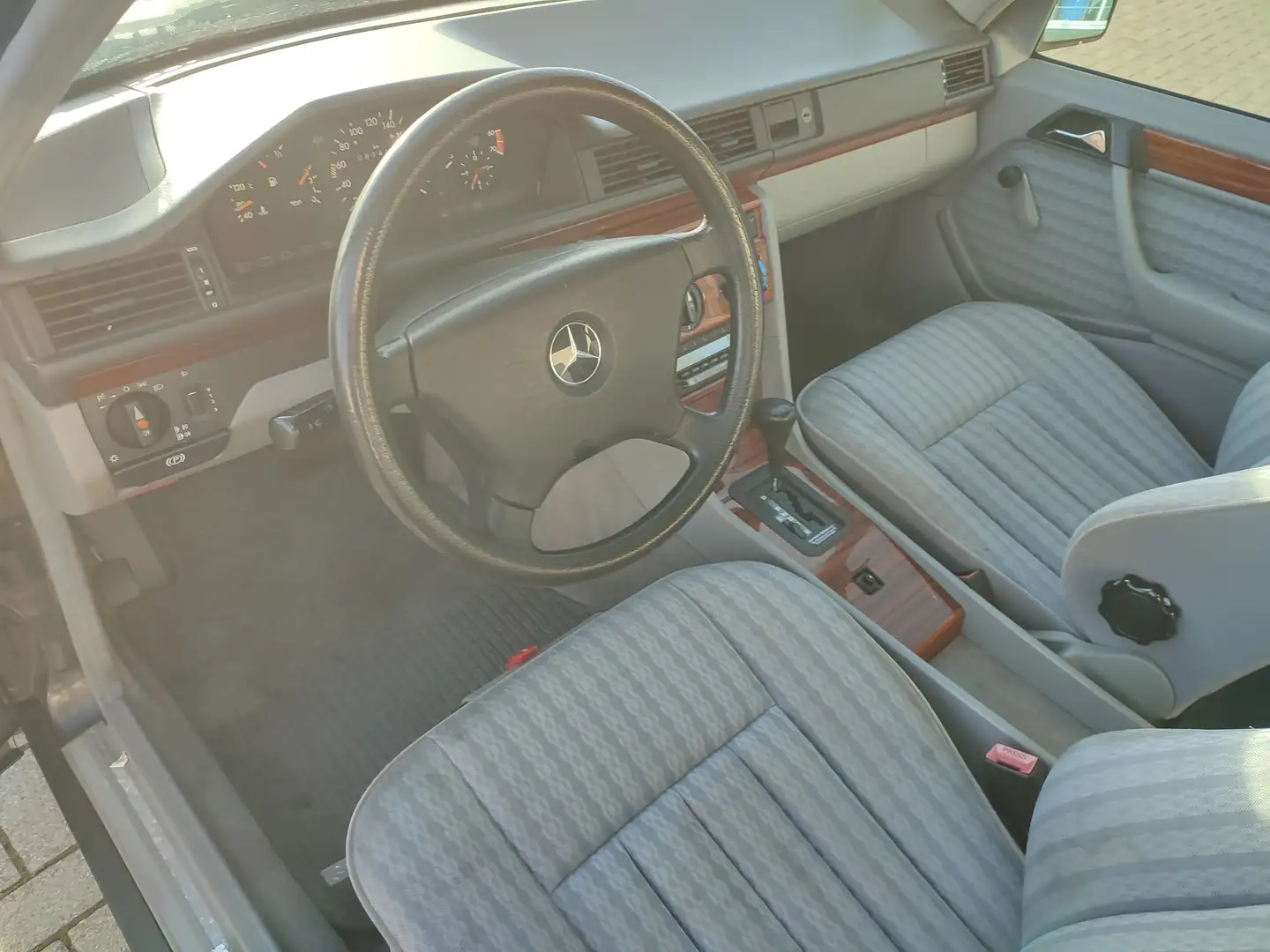 Mercedes-Benz E 230 E-Klasse Automatik Schwarz - 2