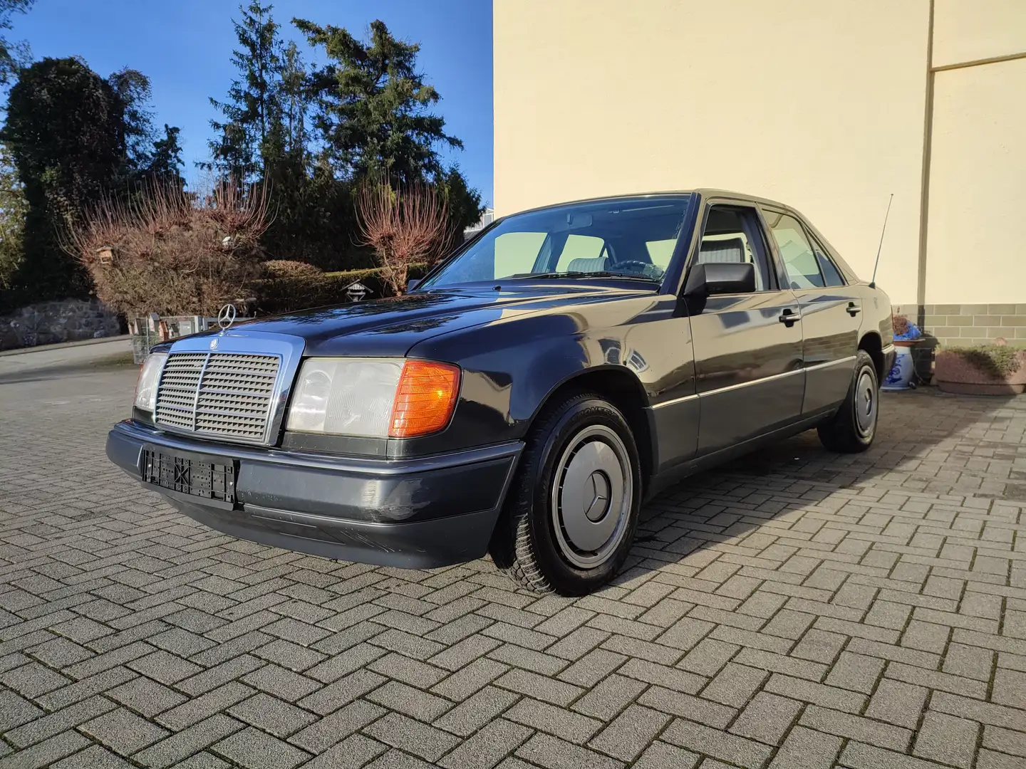 Mercedes-Benz E 230 E-Klasse Automatik Schwarz - 1
