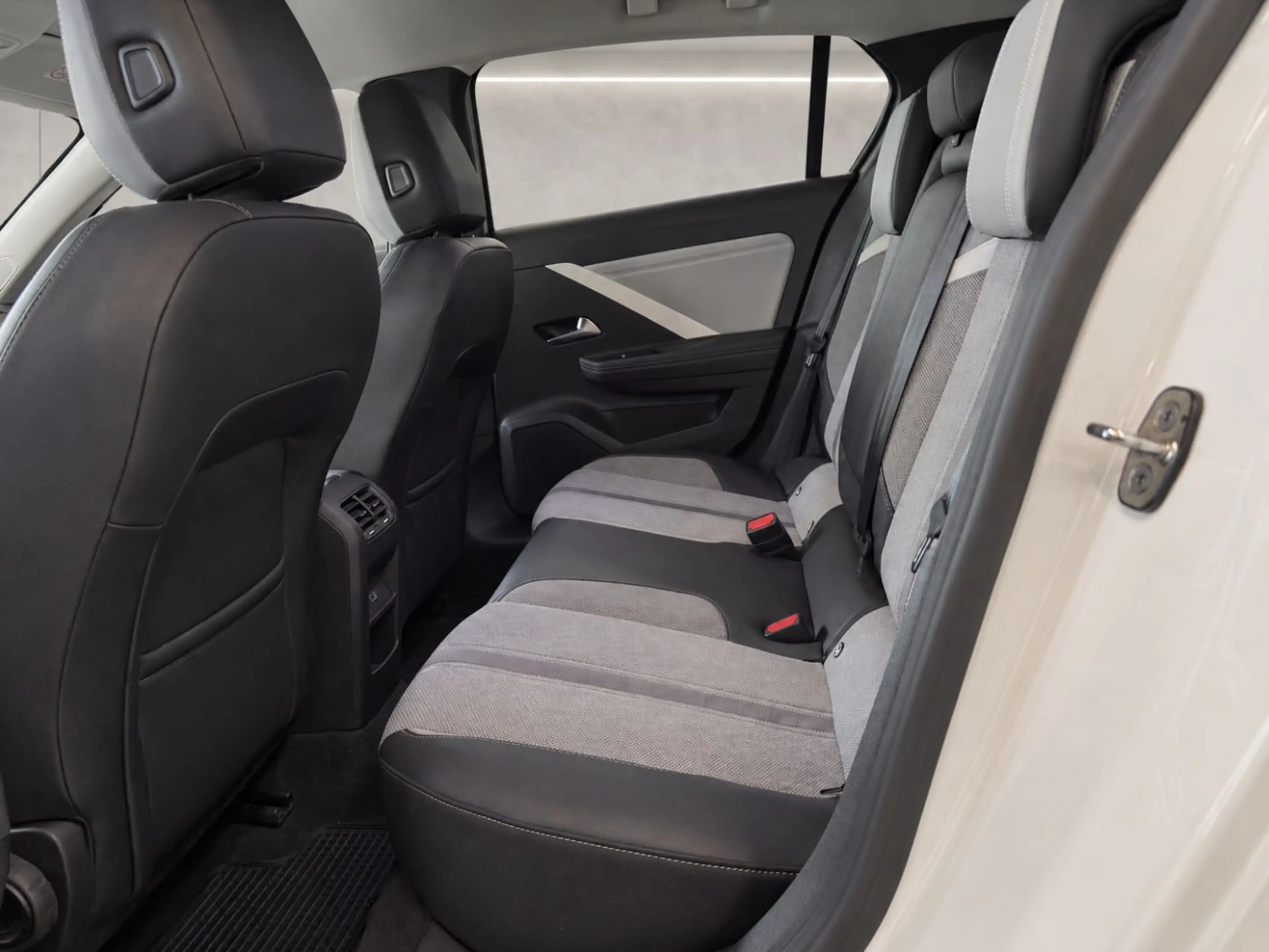 Opel Astra L 1.2 Turbo Elegance LED+Navi+SHZ+2xKlima — photo 14