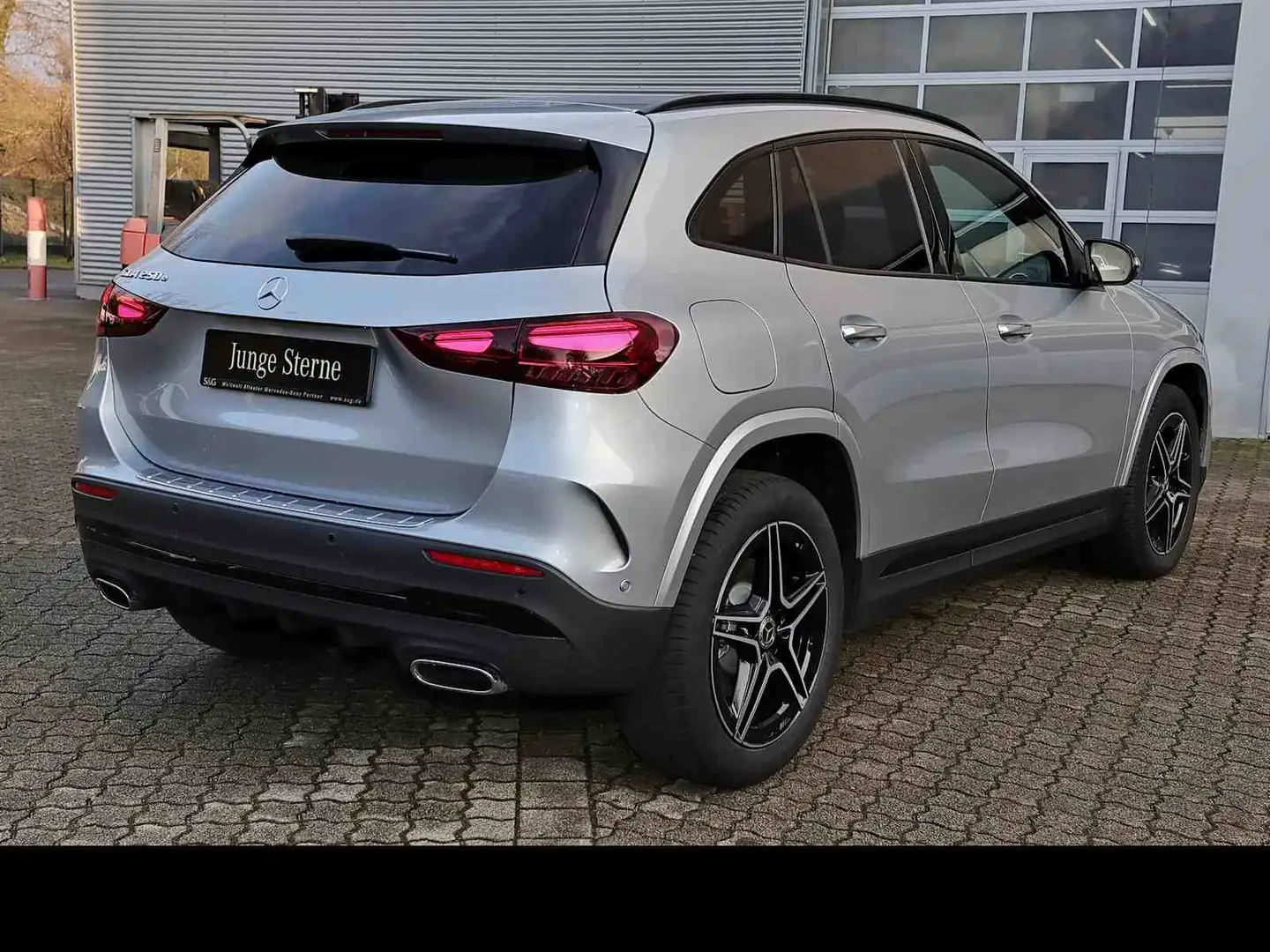 Mercedes-Benz GLA 250 e AMG DISTRONIC+TOTWINKEL+360°+LED+19" Argintiu - 2