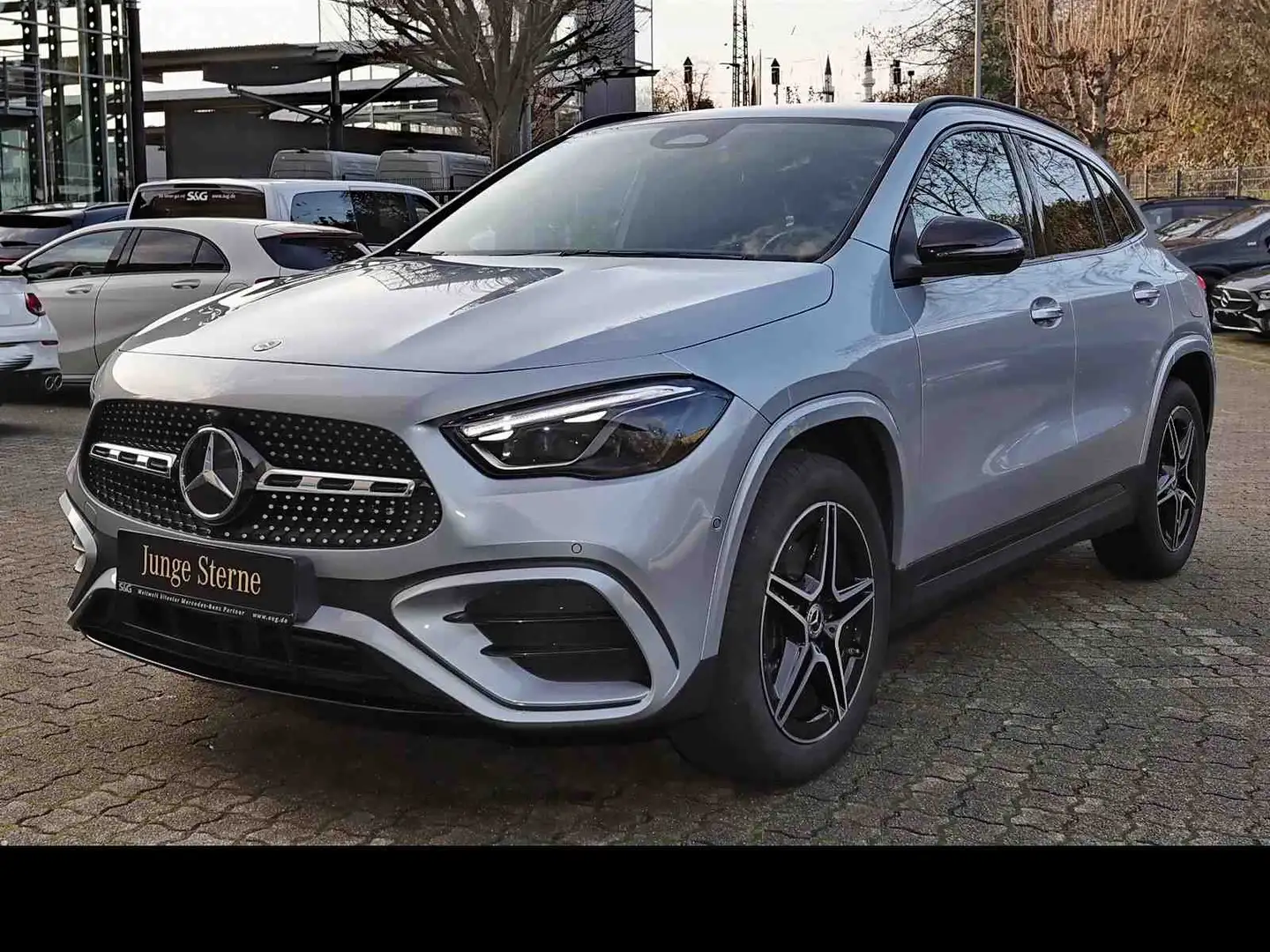 Mercedes-Benz GLA 250 e AMG DISTRONIC+TOTWINKEL+360°+LED+19" Argintiu - 1