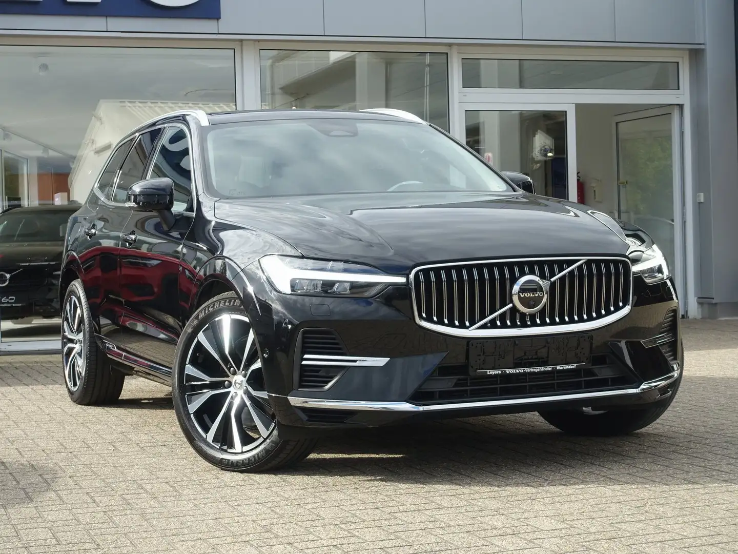 Volvo XC60 T6 AWD Plus Bright HEICO-Umbau/Pano/BLIS Zwart - 2