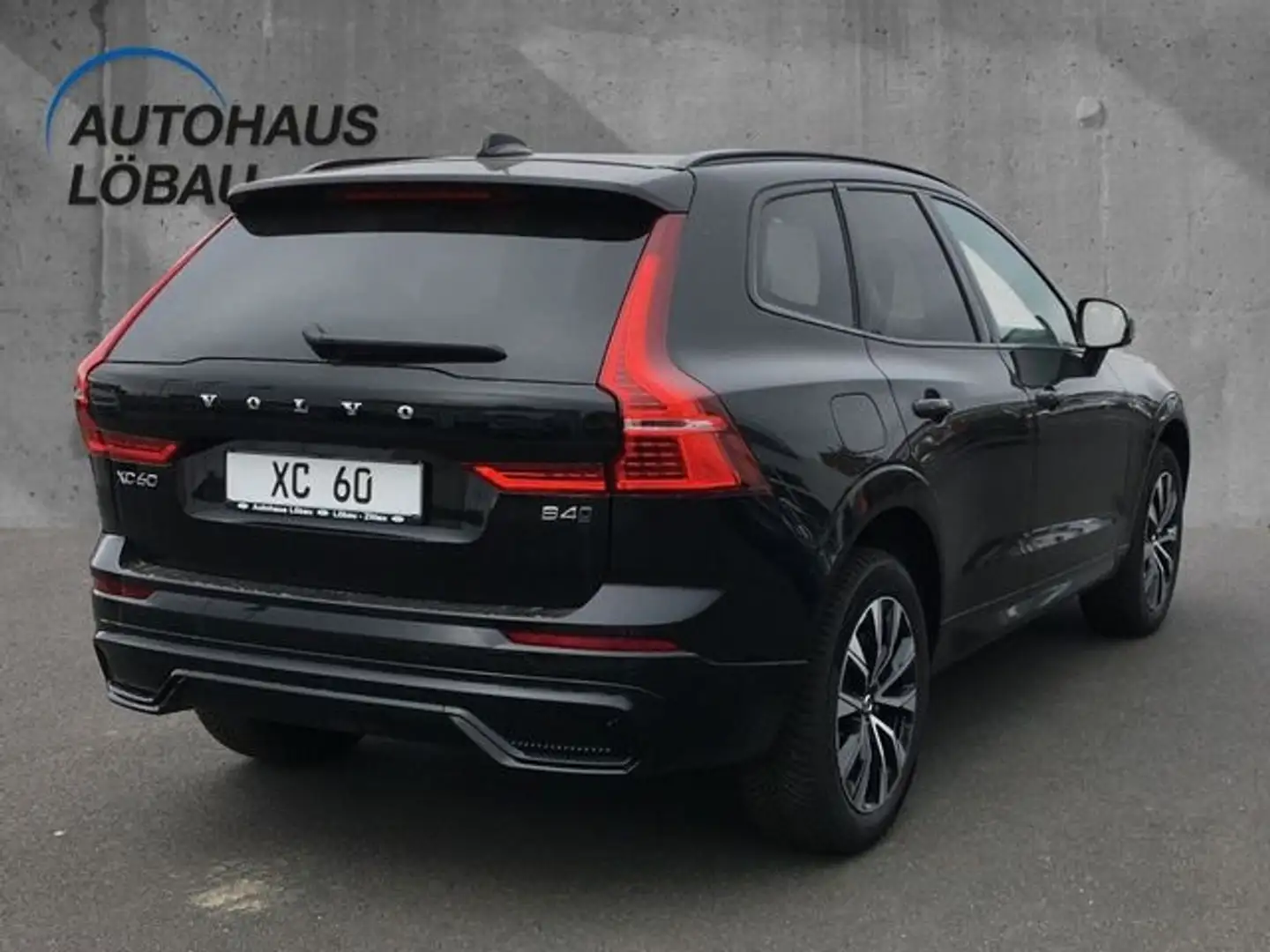 Volvo XC60 B4 Diesel AWD Plus Dark StandHZG AHK-klappbar Navi Schwarz - 2