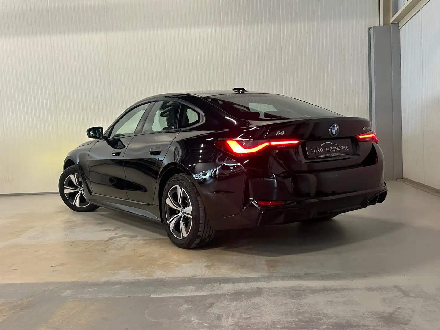 BMW i4 EDrive40 84 kWh | NAP | SHADOW LINE | DEALERGARANT Zwart - 2