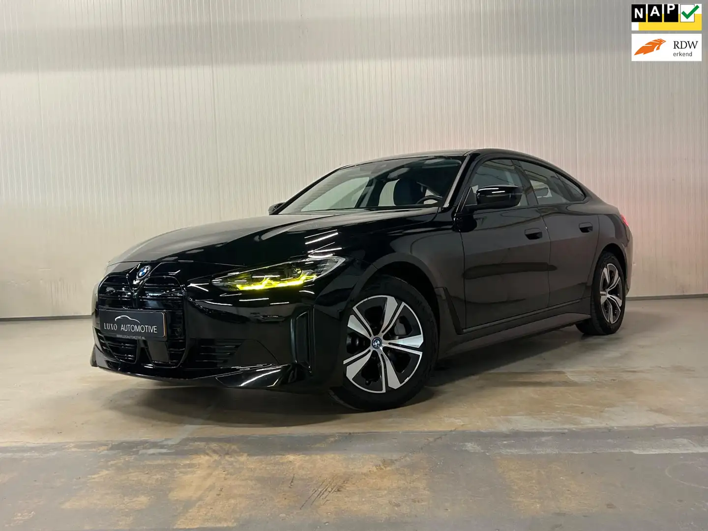 BMW i4 EDrive40 84 kWh | NAP | SHADOW LINE | DEALERGARANT Zwart - 1