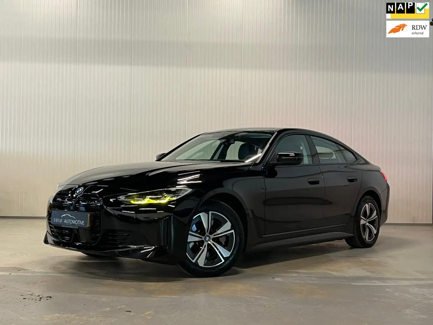 BMW i4 EDrive40 84 kWh | ACHTERUITRIJCAMERA | ZWART HEMEL Zwart - 1
