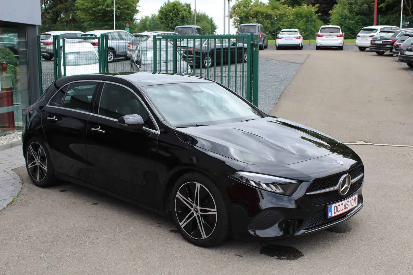 Mercedes-Benz A 180 1.3 ESSENCE 136 CV Luxury Line Zwart - 2