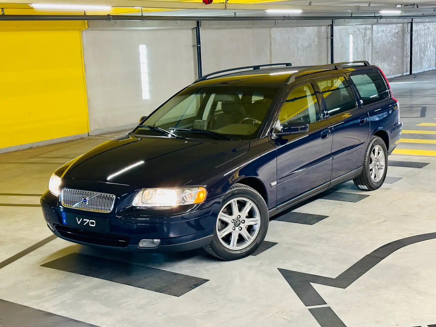 Volvo V70 2.4 140pk  | Youngtimer | PDC | Aut Airco | Nieuw! Blauw - 1