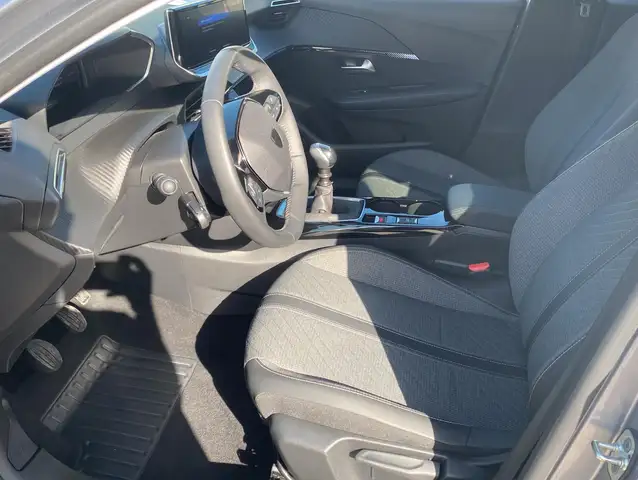 Peugeot 208 view 11